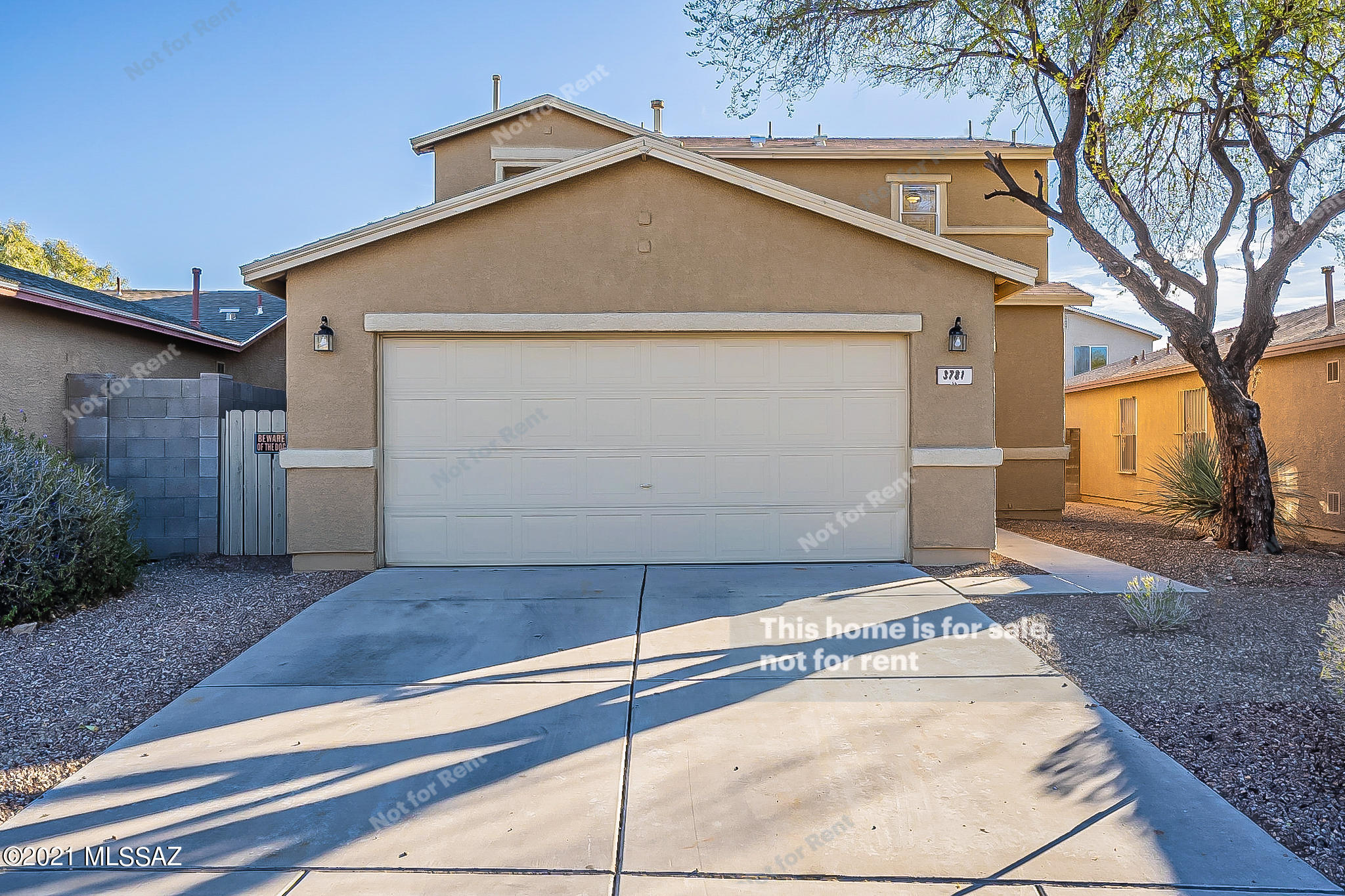 This Tucson two-story cul-de-sac home offers granite countertops, and a two-car garage. This home is vacant and cleaned regularly.