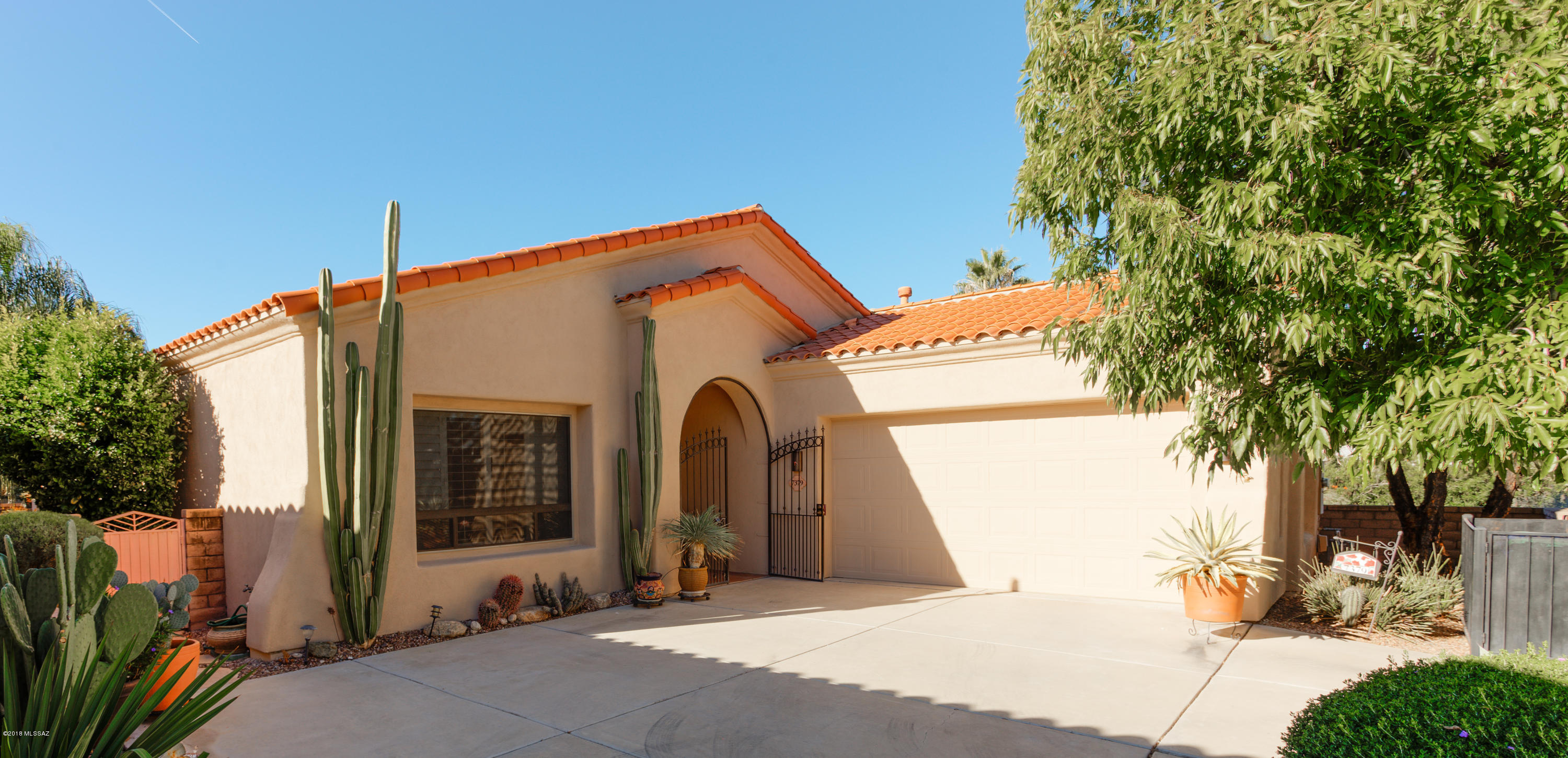 Well cared for home in beautiful, gated Vactor Ranch.  Large kitchen with gas cooktop, large island and mountain views.  Yard is gorgeous,  with pool and spa. Split floor plan has generous master bedroom and bathroom with garden tub and separate shower.  Large, neutral ceramic tiles in high traffic areas. Plantation shutters in most windows.  Freshly painted exterior, oversized garage and very private, quiet setting.  Don't miss making it yours!