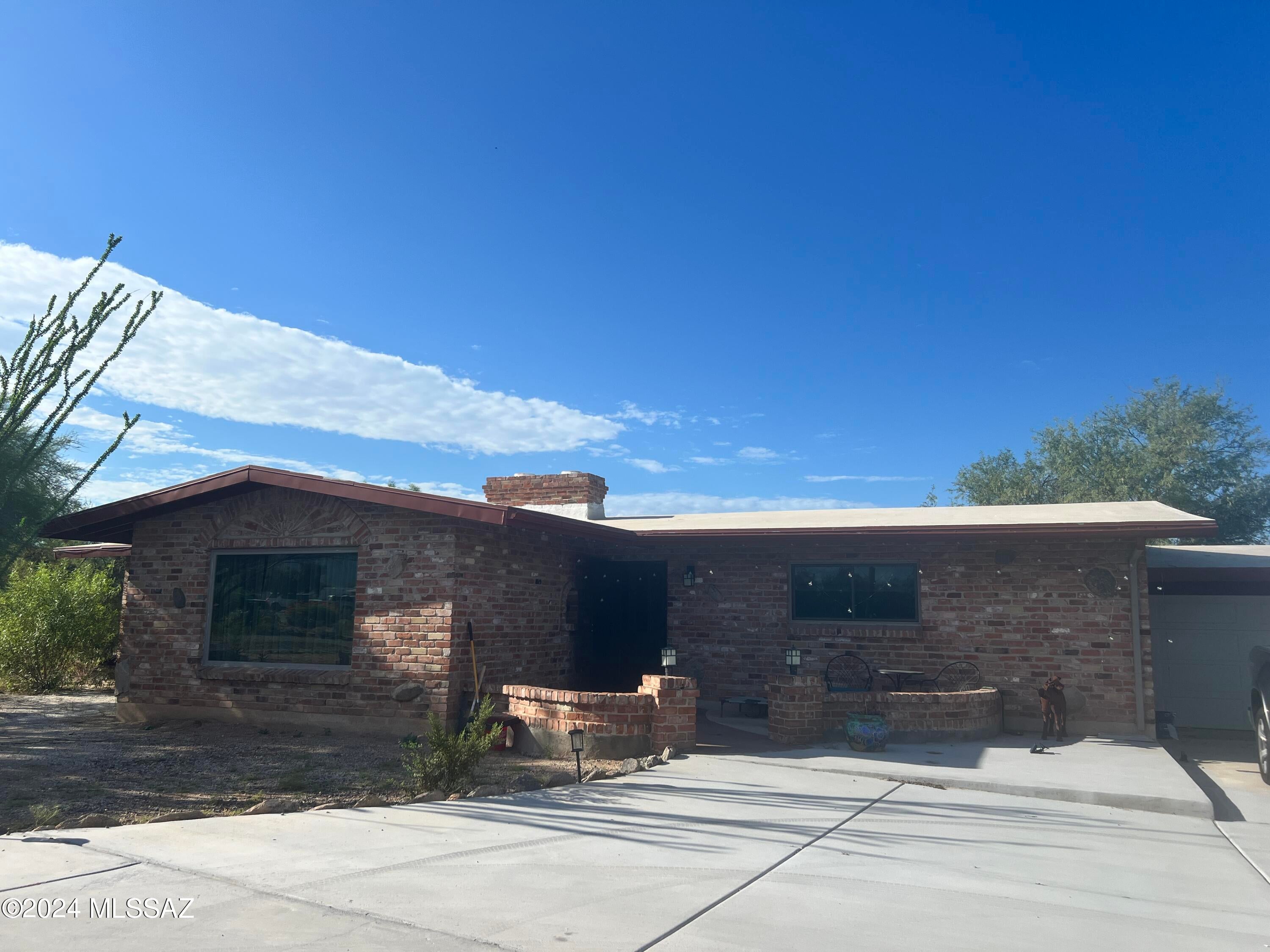 This is a tastefully Remodeled 3bdr/2ba in NW Tucson! The home is built on .83 acre lot with room for an RV!
The kitchen features granite counters and stainless steel appliances.
Spacious living room w/fireplace and family room w/fireplace.
This beautiful home also boast a solar package for low electric bills!