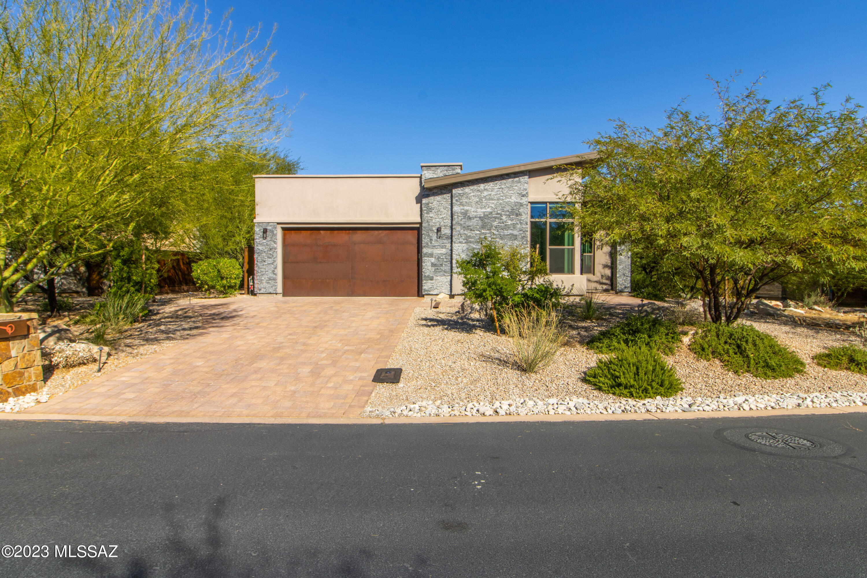 STONE CANYON LUXURY LIVING FOR YOUR LONG TERM STAY! THIS IS A GREAT FIND WHILE YOU ARE BUILDING!
THIS BEAUTIFUL CONTEMPORARY SPACIOUS 2751 SF FURNISHED HOME BOASTS AN OPEN FLOOR PLAN WITH 3 BEDROOMS EACH WITH IT'S OWN EN-SUITE BATHROOM,
GORGEOUS KITCHEN WITH HUGE ISLAND/BREAKFAST BAR, DEN/OFFICE, MOTORIZED WINDOW SHADES, AND MANY
EXTRAS AND DETAILS THROUGHOUT.
ENJOY YOUR BACK PATIO COMPLETE WITH
AN OUTDOOR KITCHEN, FIREPIT, AND A SPOOL!
WITH IT'S NATURAL ROCK, MAJESTIC SAGUAROS AND BREATHTAKING VIEWS,
THIS IS YOUR OPPORTUNITY TO LIVE STONE CANYON! (https://www.stonecanyon.com)
CALL FOR CURRENT AVAILABILITY AND RATES.