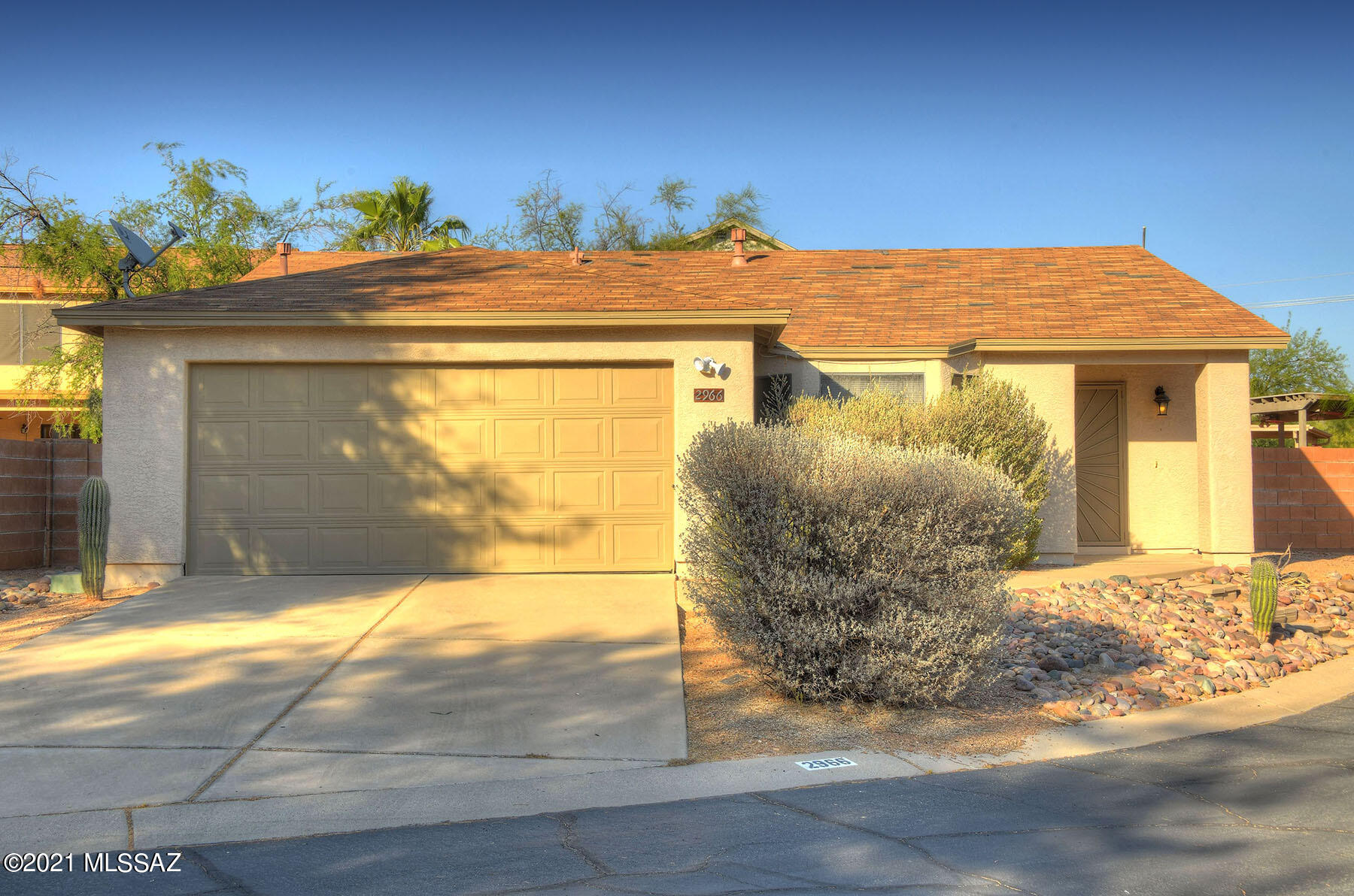 Great NW location on cul-de-sac! Country Club subdivision located across from Omni, near Foothills Mall, parks & bike trails. This nicely done home has 3 bedrooms and 2 full baths. High ceilings in the living room/dining area with easy care tile. Kitchen features newer stainless appliances and lots of cabinets. Master suite offers double vanities, shower/tub combo & large walk-in closet. Enjoy the shaded covered patio & large private yard. 2 car garage and community pool.