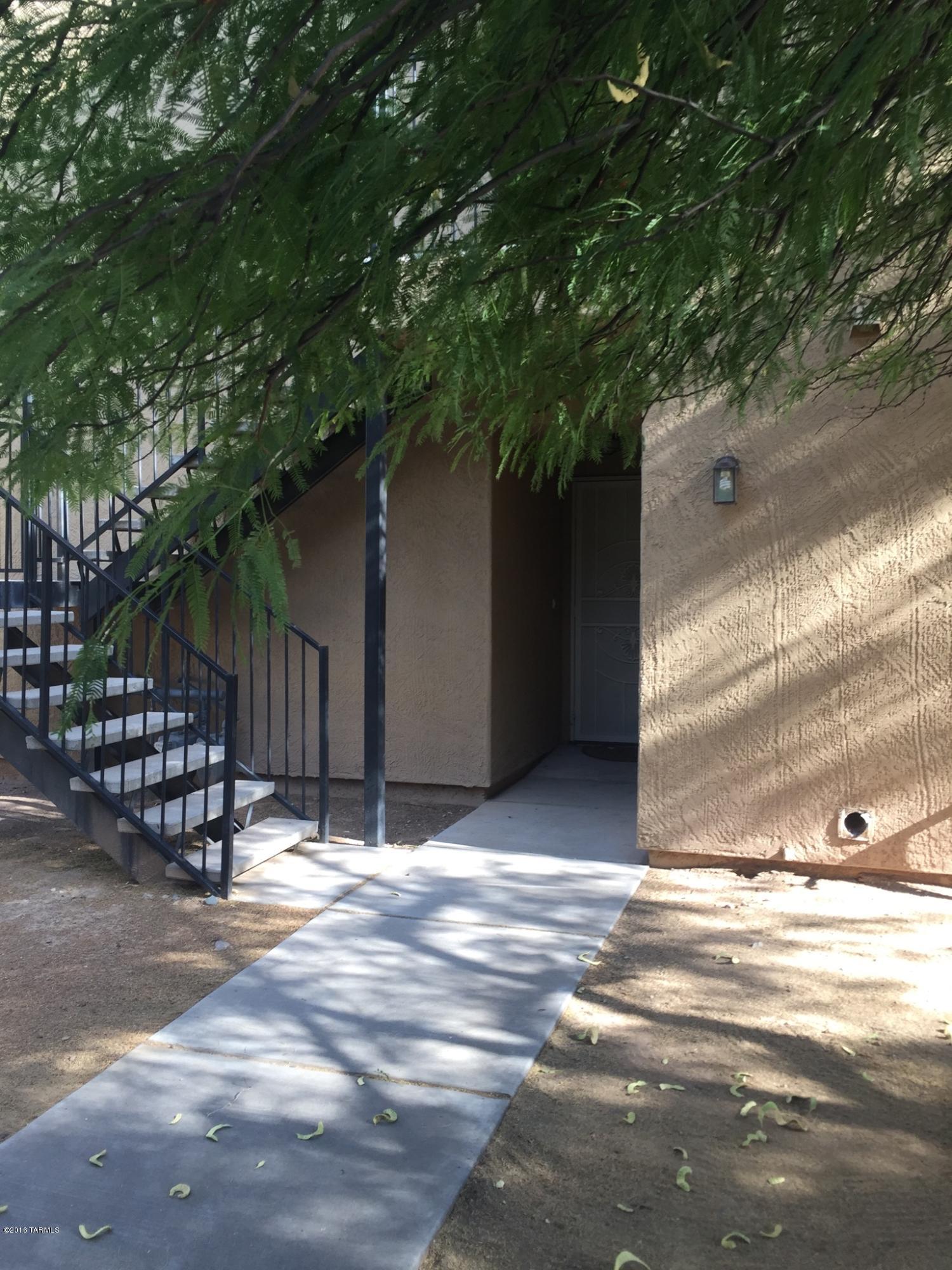 Great central location! Near Mountain Avenue, designated bike path to UA! Ride there in 10 minutes. Features 3 large bedrooms, 2.5 bathrooms, large greenroom, all appliances including washer/dryer