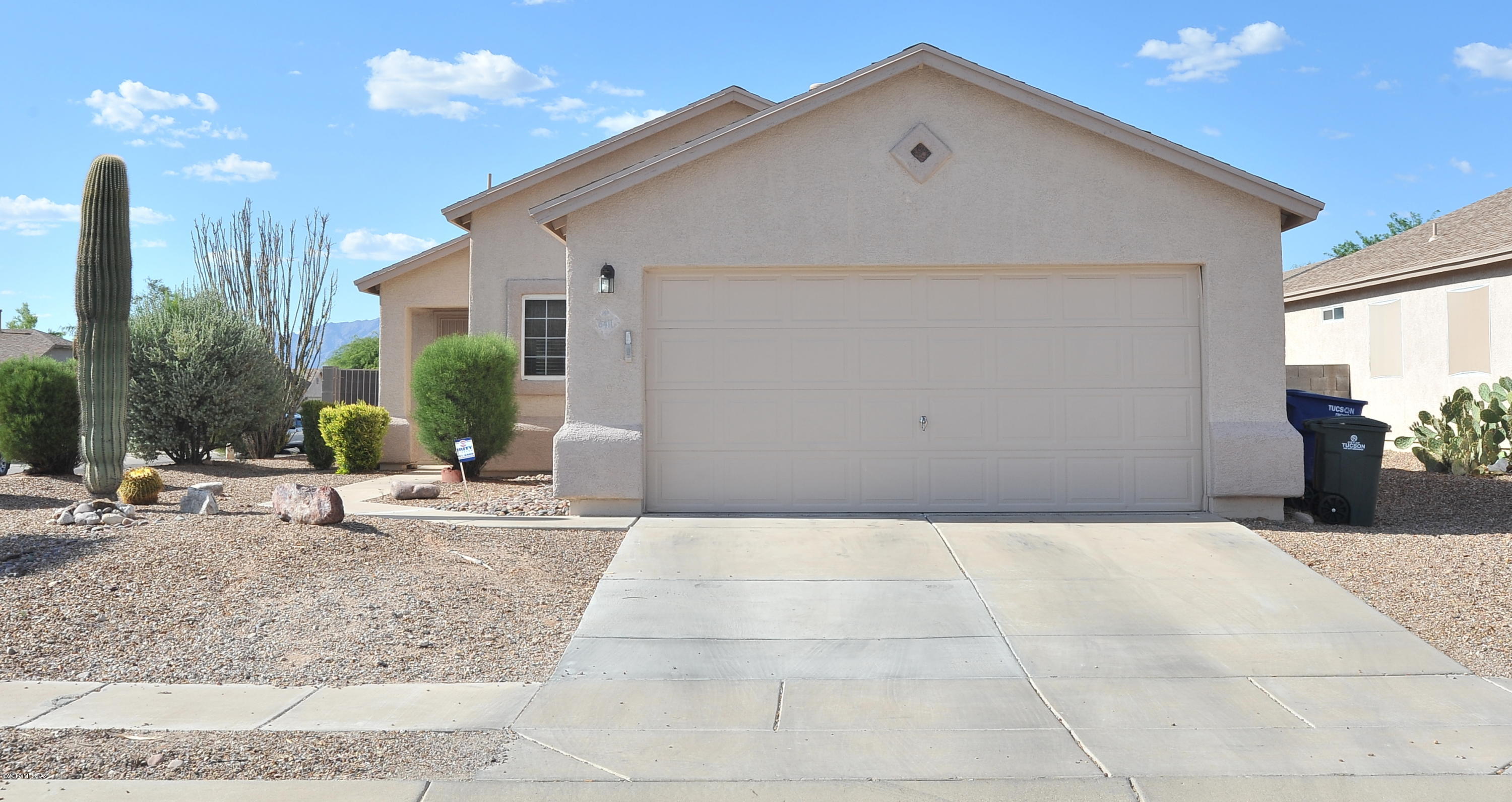 Range price listing, seller will accept or counter offers within the range of 139,900 - 149,900. Very nice home on Tucson eastside, very convenient to Davis Monthan AFB and city bus lines. Open great room and kitchen area makes very good use of space. Two nice sized bedrooms, separated by a nice open bathroom. The two car garage makes for plenty of storage space. Very nice backyard area for the evening barb-b-Q. Shopping and restaurants near by. Show and Sell!