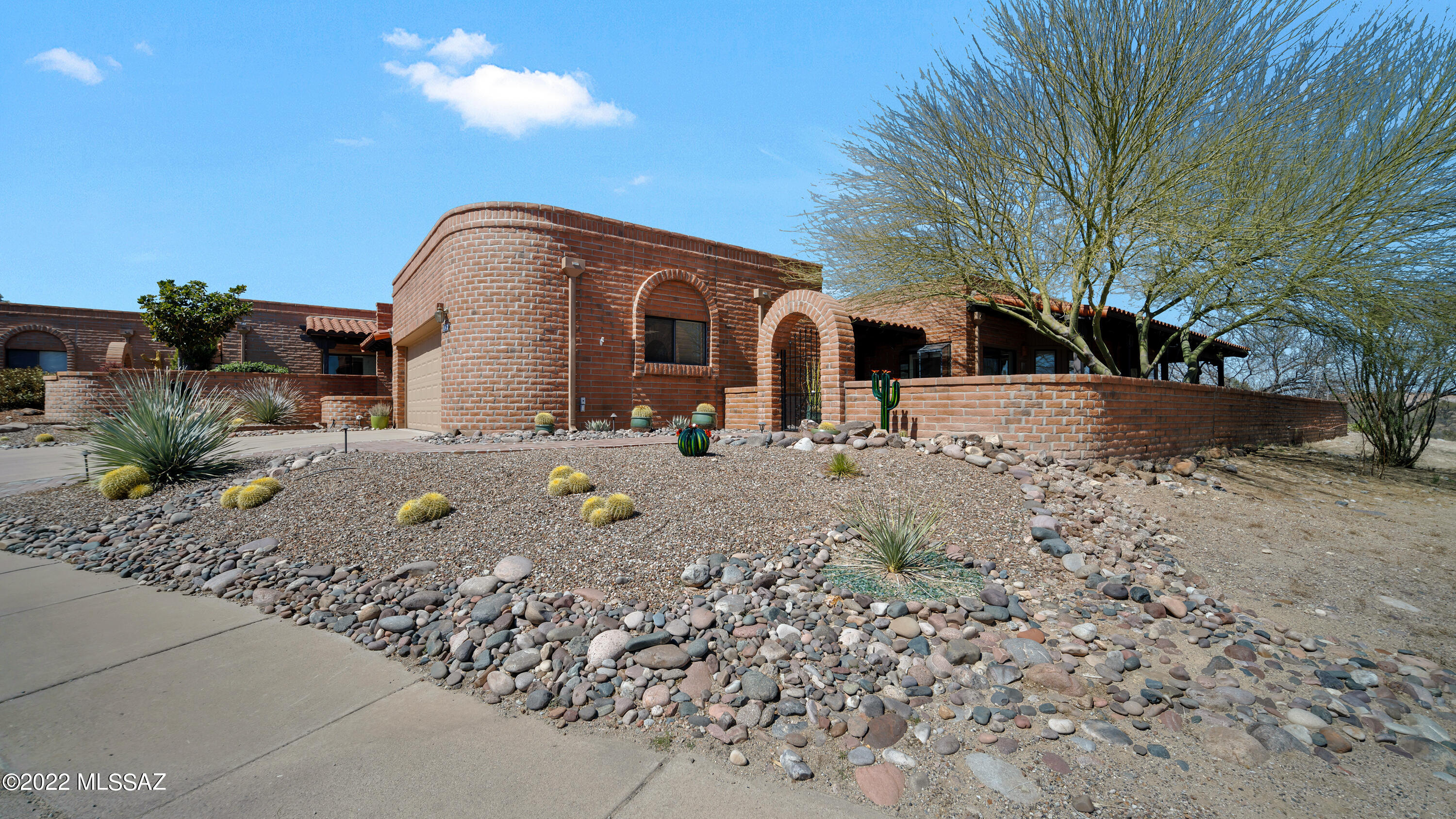 ''Southwest Character & Charm'' on Canoa Hills Trails Park.  
Magnificent setting above the park grounds, spacious slump block masonry constructed home by Fairfield.  
Ultimate privacy and sweeping views from your wrap-around patio spaces. 
Skylights abound for a light, bright and airy appeal.  Eat-in kitchen, breakfast bar & dining room areas.  Den/Office built-in desk, bookcases & double doors.  Gas fireplace, reverse osmosis & Life Source water systems. Private extended Master Suite with Sun Room & walk-out.
Mother-In-Law suite/2nd bdrm with South facing private courtyard & views.
Enclosed AZ room covers entire rear expanse, with Master suite completely private. Easy care custom designed landscaping on drip.