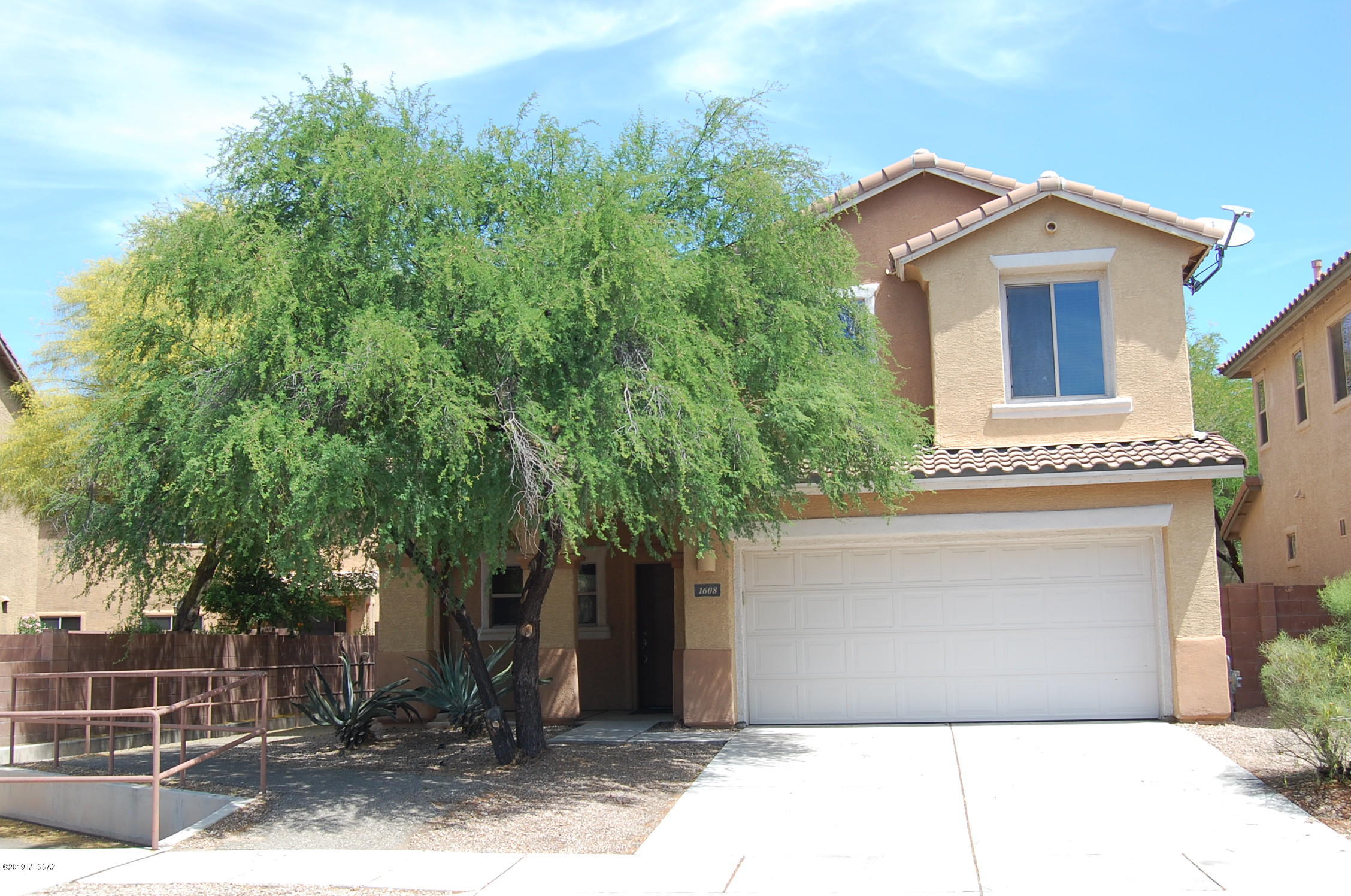 Move in ready 3 bedroom plus loft, 2.5 bathrooms, fresh paint, stainless steel kitchen appliances, Gas range, Fridge, washer and dryer included. Mature trees and right across the street from a park.  Ceiling fans in all bedrooms, blinds, beautiful upgraded cabinets, granite counter tops. Close to shopping and restaurants.