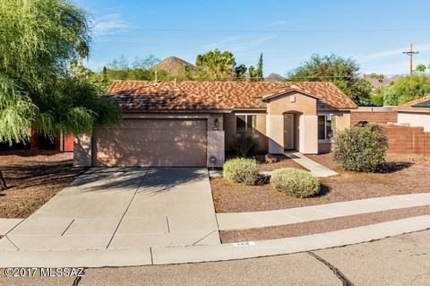 Bright and open single story home in a great neighbourhood. Property features a
very efficient layout including 3 bedrooms, 2 bathrooms and a nice kitchen with breakfast bar. Centrally located close to schools and shopping this one will not last long.