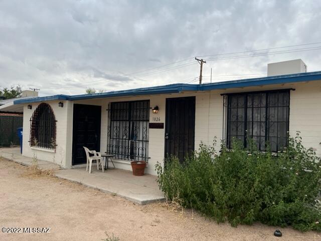 Large family home in a desirable east side neighborhood in Miramonte Terrace. 3 bed 2 bath, fireplace, living and family room.
In need of a rehab, to be sold As-Is.