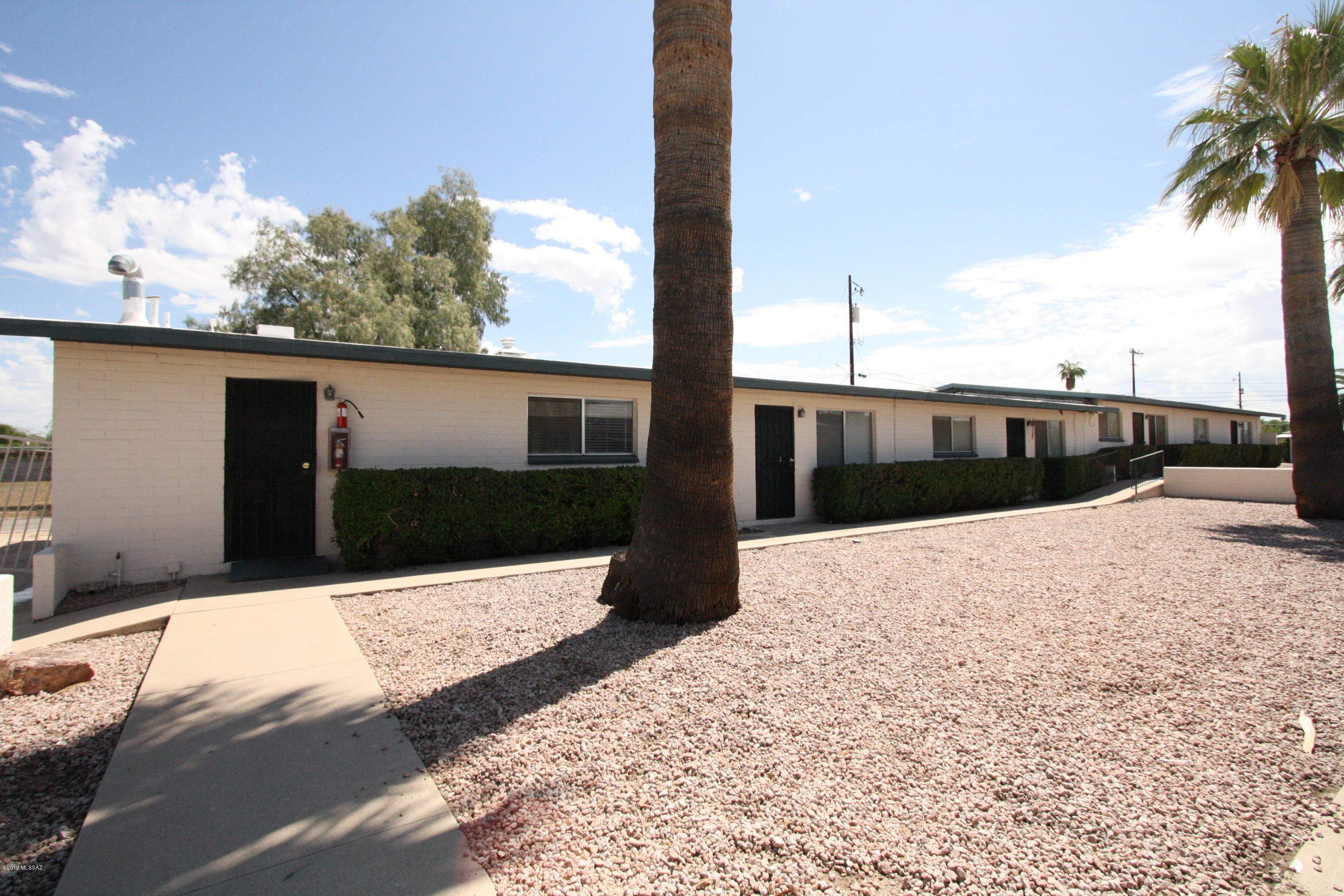 Beautifully remodeled 2bdr/2ba in Central Tucson!
18 in tile floor throughout except bedrooms.
Kitchen w/stainless steel appliances and dining area.
**NO PETS. ASSISTIVE ANIMALS ONLY**