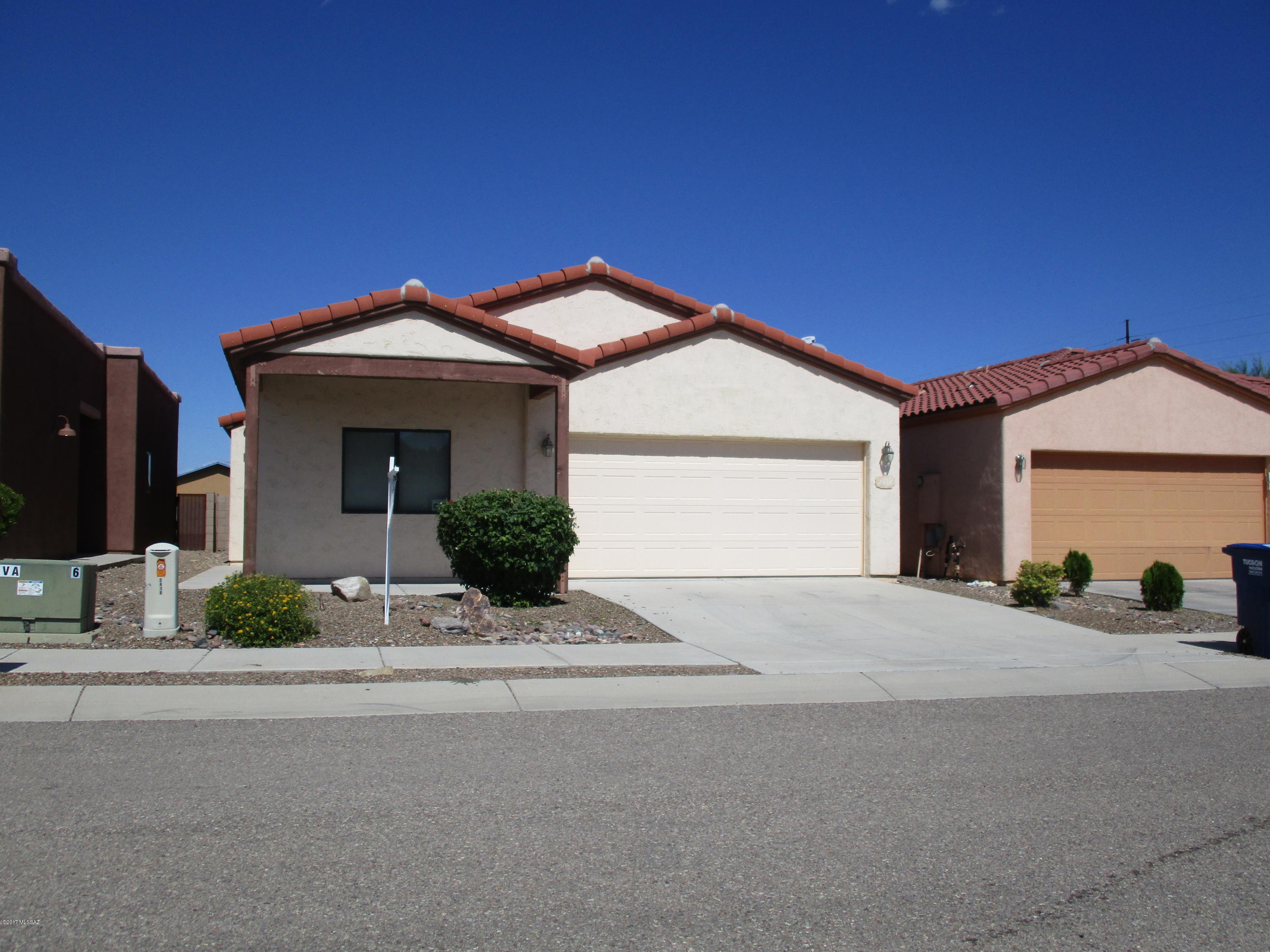 Adorable home in gated community with spacious open floor plan. All appliances included. Great location and lots of ceramic tile. Easy access to downtown and I-10.