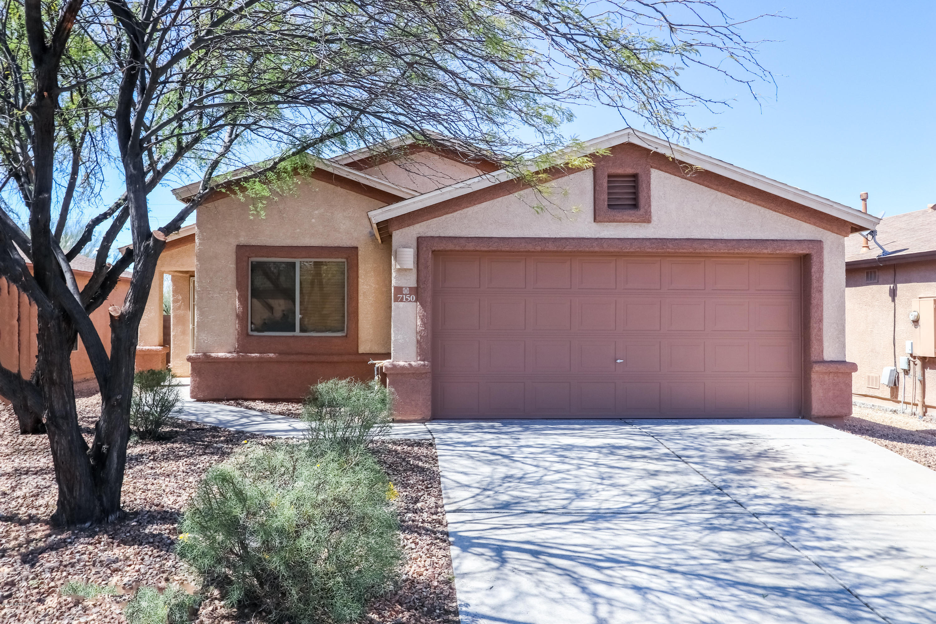 Seller will accept or counter offers between $160,000 - $165,000 
This charming 1318 square foot home has all the right space in the all the right places. Spacious living room with updated wood plank tile floors, Fan, and sliding glass door with access to a large backyard. Kitchen is right off the Living room and has ample cabinet space, breakfast bar, and is an eat-in.  Lots of windows and natural light through out!  Master Bedroom  features a walk-in closet and ensuite Master Bathroom.  LARGE Laundry room, 2 Car Garage ... Come and See this Gem Today! It will not last long...