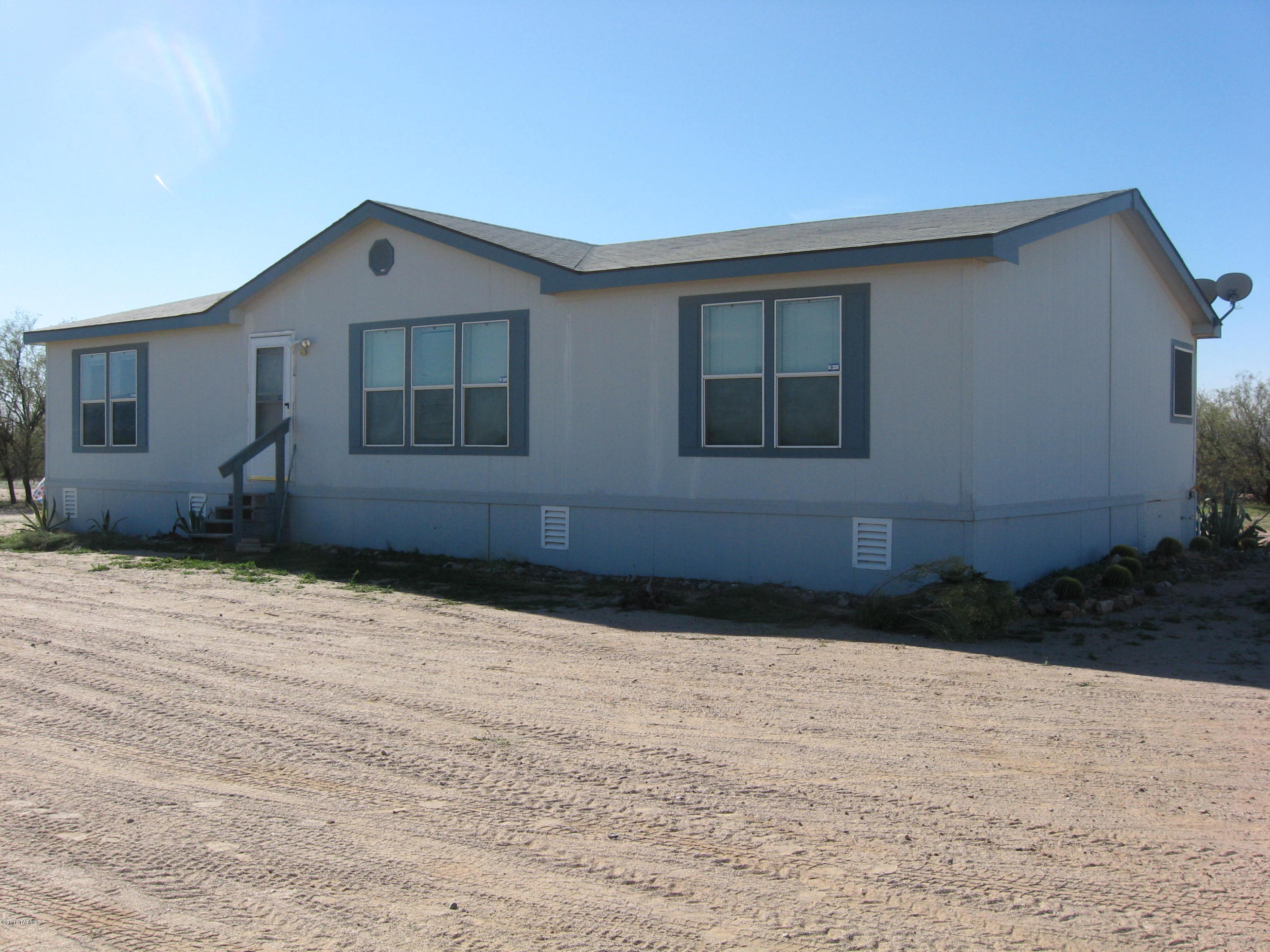 Endless sunset and mountain views!  3bedroom 2bath energy efficient home on 20 acres just 20 minutes from I-10.  Home boasts walk in closets in all bedrooms, garden tub in master bath, and large eat in kitchen.  Other features include horse stalls, panels, private well and more.  Hurry this won't last.