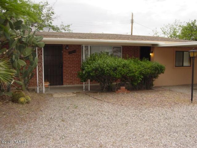 Delightful 2 bedroom 1 bath duplex. Breakfast bar, Dining area, and nice sized living room. Good sized bedrooms with ceiling fans. Shared backyard and covered porch. Washer and Dryer hook ups, One car carport. Convenient central location.
Smoke free home.
***Please do not disturb the tenant***