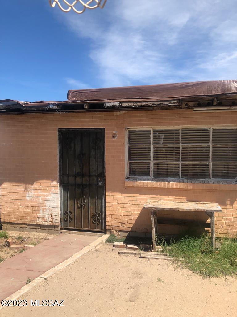 Cute single family residence with a nice sized lot and zoning is R-2, build your guest house. Remodel the main home to your likes and make it your home. Easy access to walking, hiking and bike trails.
