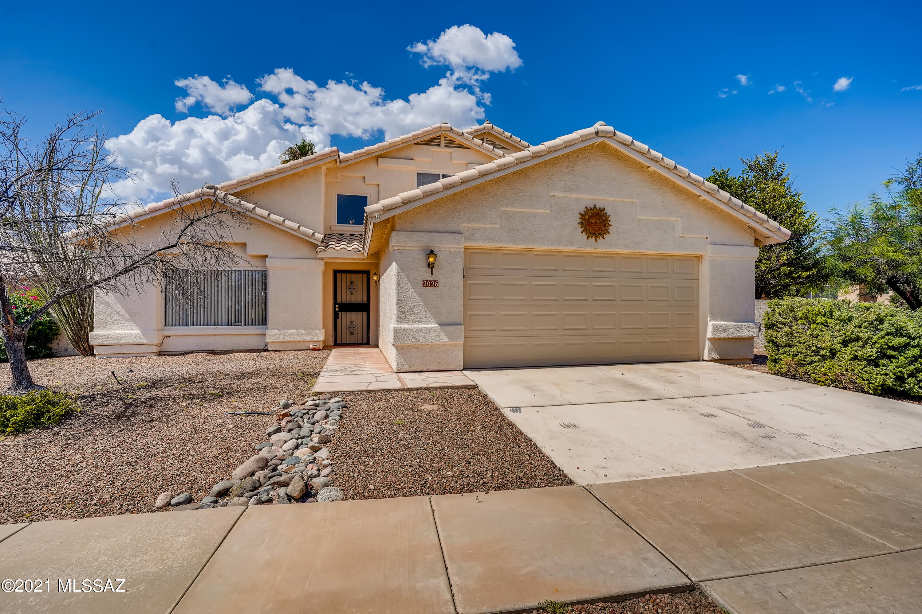 Are you ready to be impressed with this 3 bedroom, 2.5 bathroom home on a large corner lot in sunny Oro Valley? Head inside to view the main living area made bright with a tall vaulted ceiling and lots of large windows. The open layout leads you from there into the kitchen where the household chef will adore the gas stove, large breakfast bar, and sleek built-in appliances. And no need to worry about stairs at the end of a long day, the primary bedroom is on the first floor. It has an en-suite bathroom for your convenience, a roomy walk-in closet, and double doors leading to the covered patio in the backyard. Upstairs features additional living space and a large balcony that overlooks the backyard. This home is in a prime location near local shops and restaurants.
