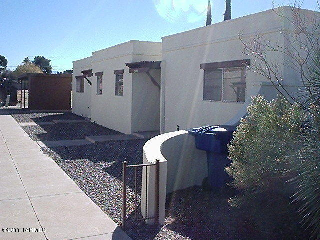 2 BR/1BA Duplex. Carpet and vinyl flooring. Includes fridge, stove/oven, dishwasher and w/d connections. Both bedrooms have 2 walk-in closets. Fenced
back yard.