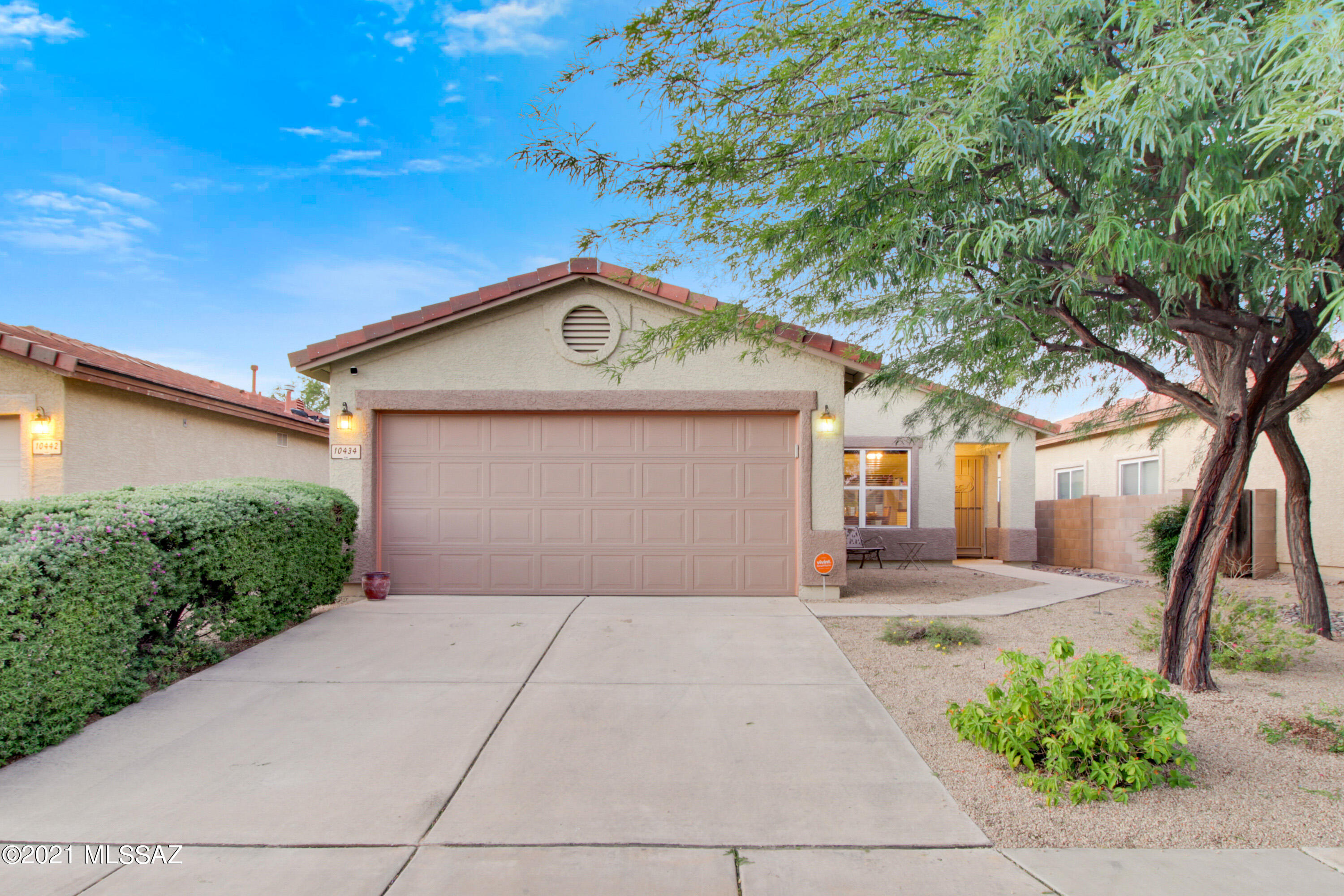 Remodeled 3 bedroom plus den, 2 bath home that backs up to the community park and pool. Recent upgrades include new two-toned interior paint, new carpet, new light fixtures and fans, new stainless steel Whirlpool appliances, new LVP in bathrooms. All new roof underlayment in 2018, whole exterior was painted 2018, newer and more efficient HVAC by Perry HVAC in 2017, upgraded 40 gallon water heater in 2017. Come. See. Stay!