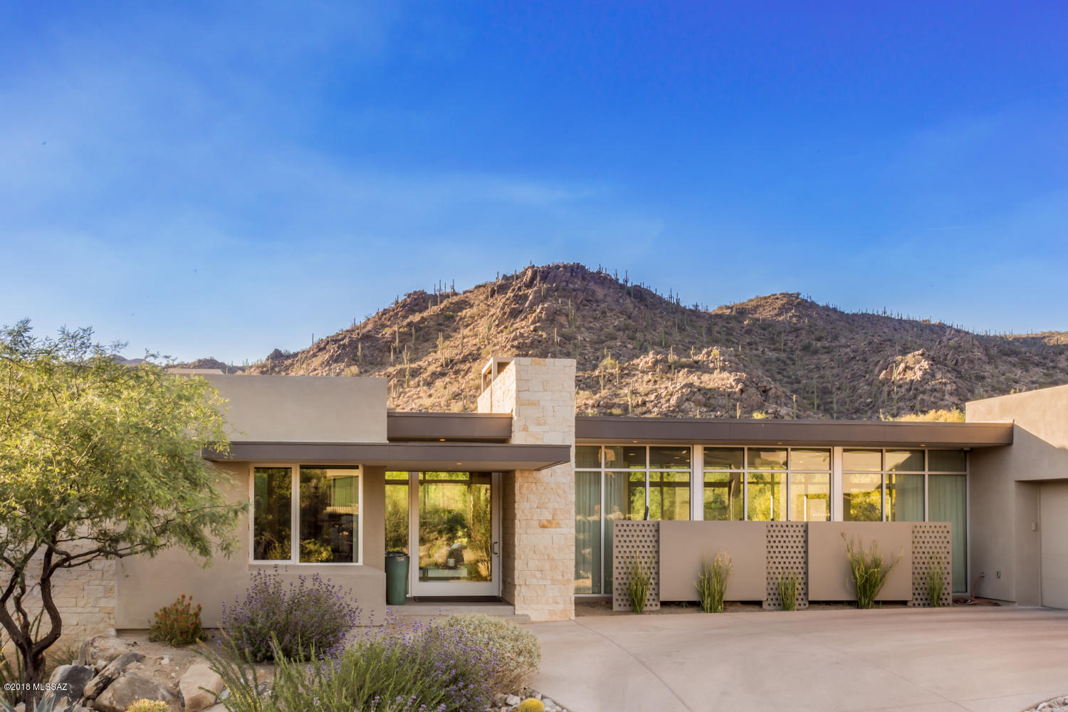 Palm Springs Contemporary stunner recently featured in Luxe Magazine. Architect Ron Robinette and Builder Mark Alan capture all that is so special in Stone Canyon. An open and flowing floorplan just the right size with 3 bedrooms and a den/library. Zero edge lap pool, firepit and amazing golf course setting this home is nestled on both sides with rock outcroppings. Modern and up-dated choices make it ready to move-in and enjoy!