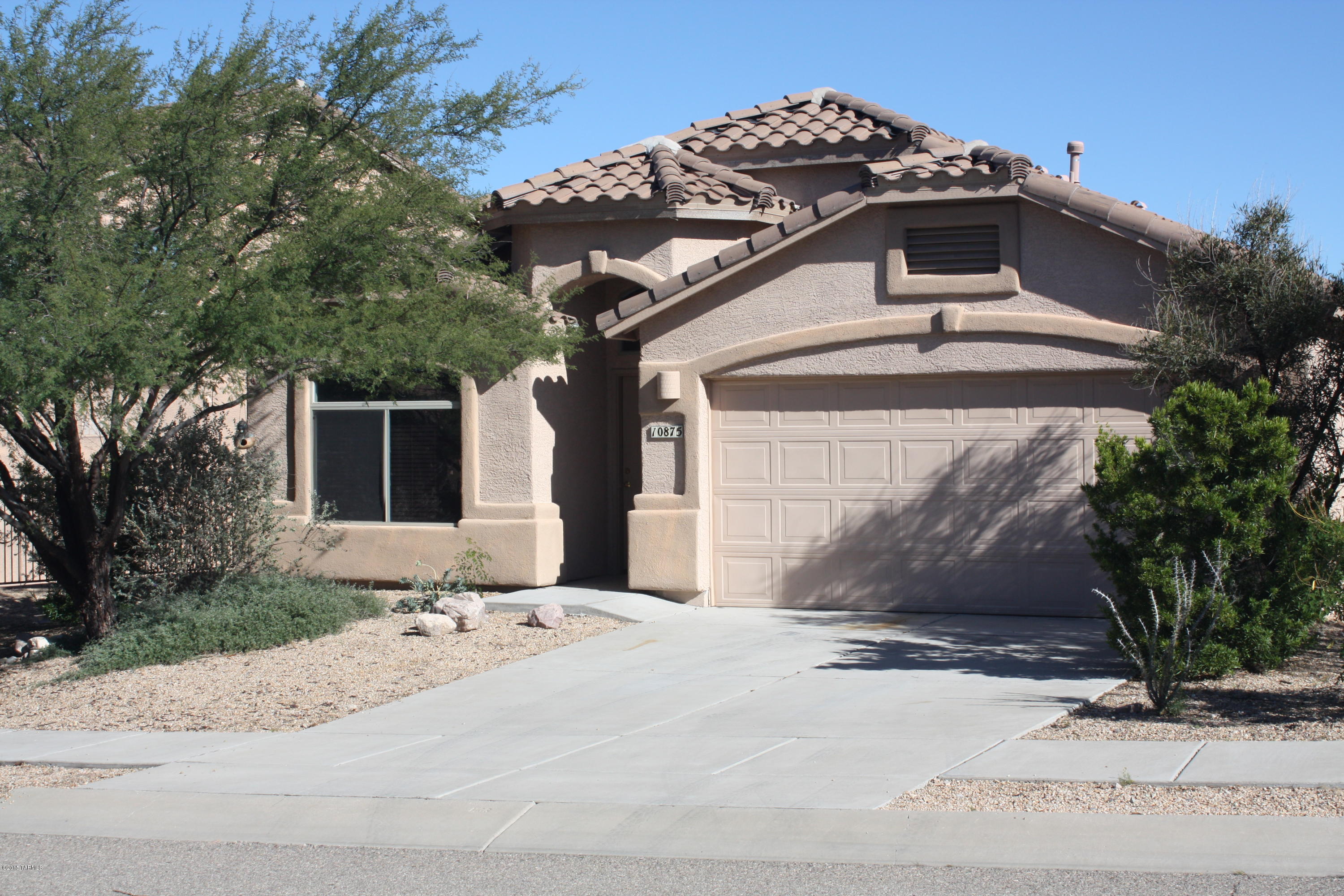 4 bedroom / 2 bath home in the Vail School District, not far from Cienega High School. Nice views from the easy care backyard. Separate living and family rooms. Desirable semi split bedroom floorplan. Large master bedroom suite with big walk in closet.
