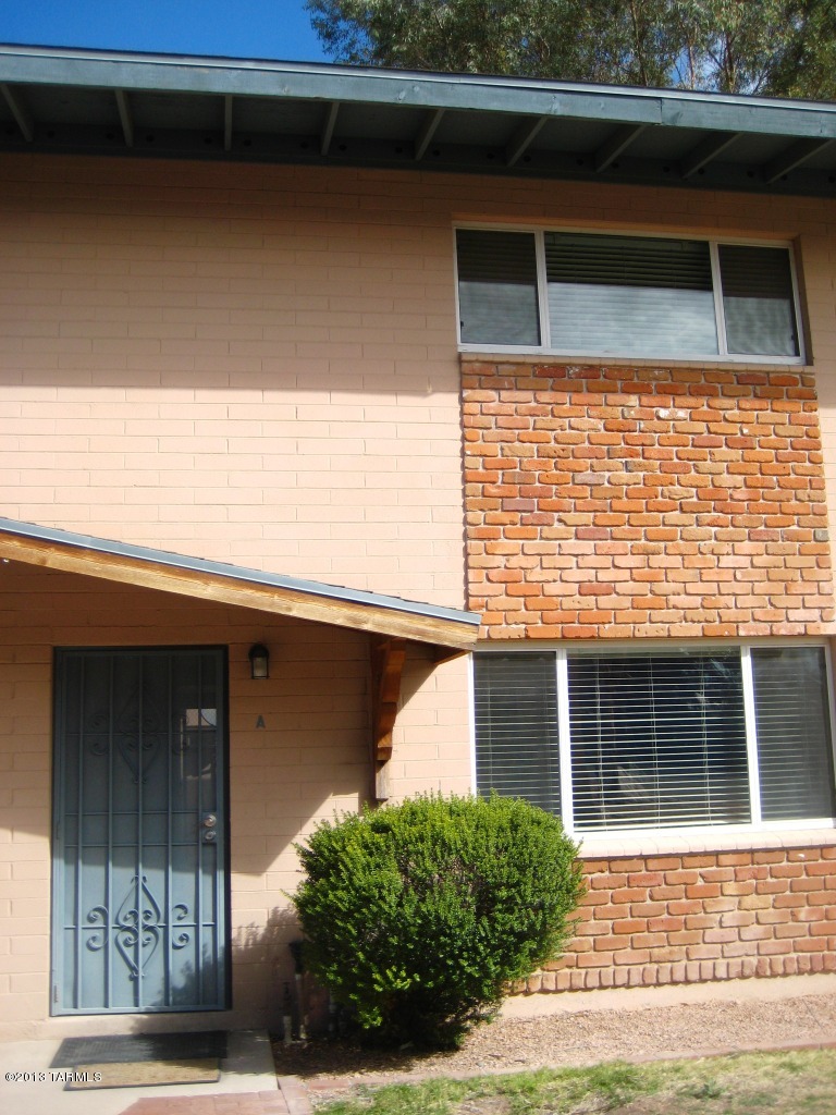 2bdr/1.5ba Townhome in Central Tucson. Spacious & Bright Living room, fenced patio area & community pool. Half bath downstairs & two bedrooms upstairs have entrance to full bath.