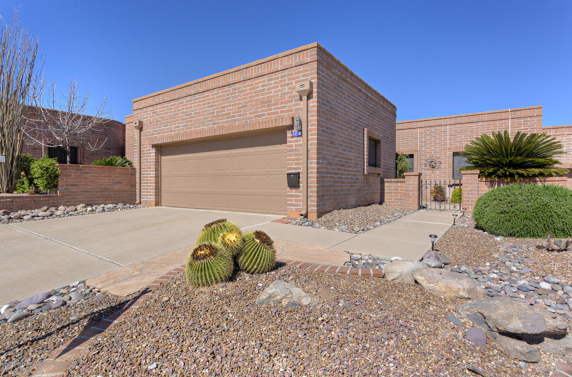 HUGE PRICE REDUCTION - OWNER SAYS SELL! NOW YOU HAVE FUNDS FOR ANY UPGRADES YOU MAY WANT!  WELCOME HOME! YOUR NEW HOME. YOUR HOME  IS ALL TILE & WOOD. NEW APPLIANCES, PULL-OUT DRAWERS. MOUNTAIN VIEW BOTH FRONT AND BACK!  NICE ARIZONA ROOM FOR ENJOYING THE OUTDOORS! SKYLIGHTS THROUGHOUT TO BRING IN NATURAL LIGHT. THE DEN HAS BUILT-INS FOR AN OFFICE AND A MURPHY BED FOR THOSE SPECIAL GUESTS.