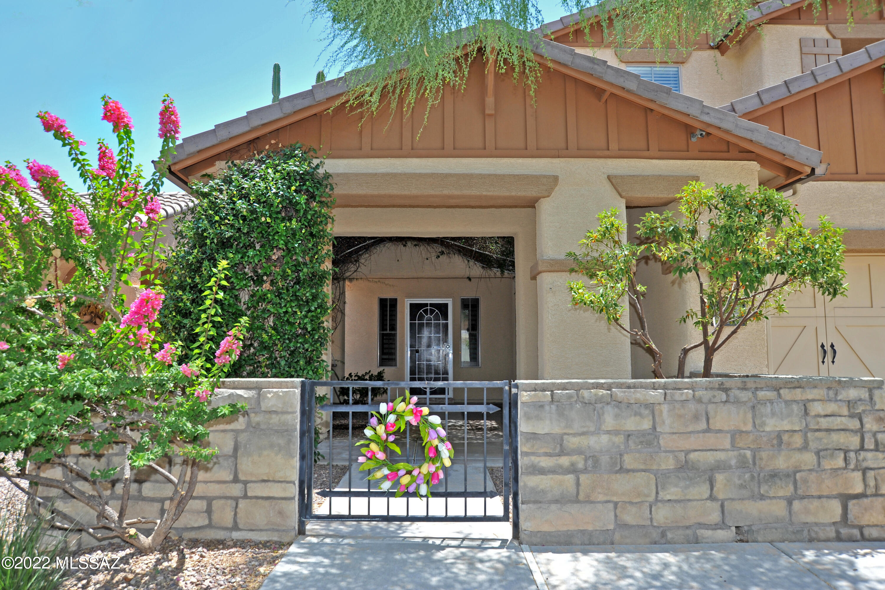 Beautifully upgraded executive home  in highly desirable Rancho Vistoso in Oro Valley. 4BR+den/2.5BA,3020sf. First is the front gated courtyard, then into the living rm with soaring ceilings, bright windows, lovely chandelier & curved iron-rail staircase.  Next is the family room and recently remodeled kitchen with granite counters, SS appliances, walk-in pantry, contrasting white/blue cabinetry & striking glass tile backsplash that ties it all together. Upstairs features open loft,3 guest bedrooms, guest bath with double sinks, spacious primary bedroom with large walk-in closet & en-suite bath with dual vanities, garden tub & separate shower. Powder rm downstairs plus large bonus rm perfect for office/den. Tile & wood flooring throughout. Non-smoking home. 1 yr minimum lease. $45 app fee.