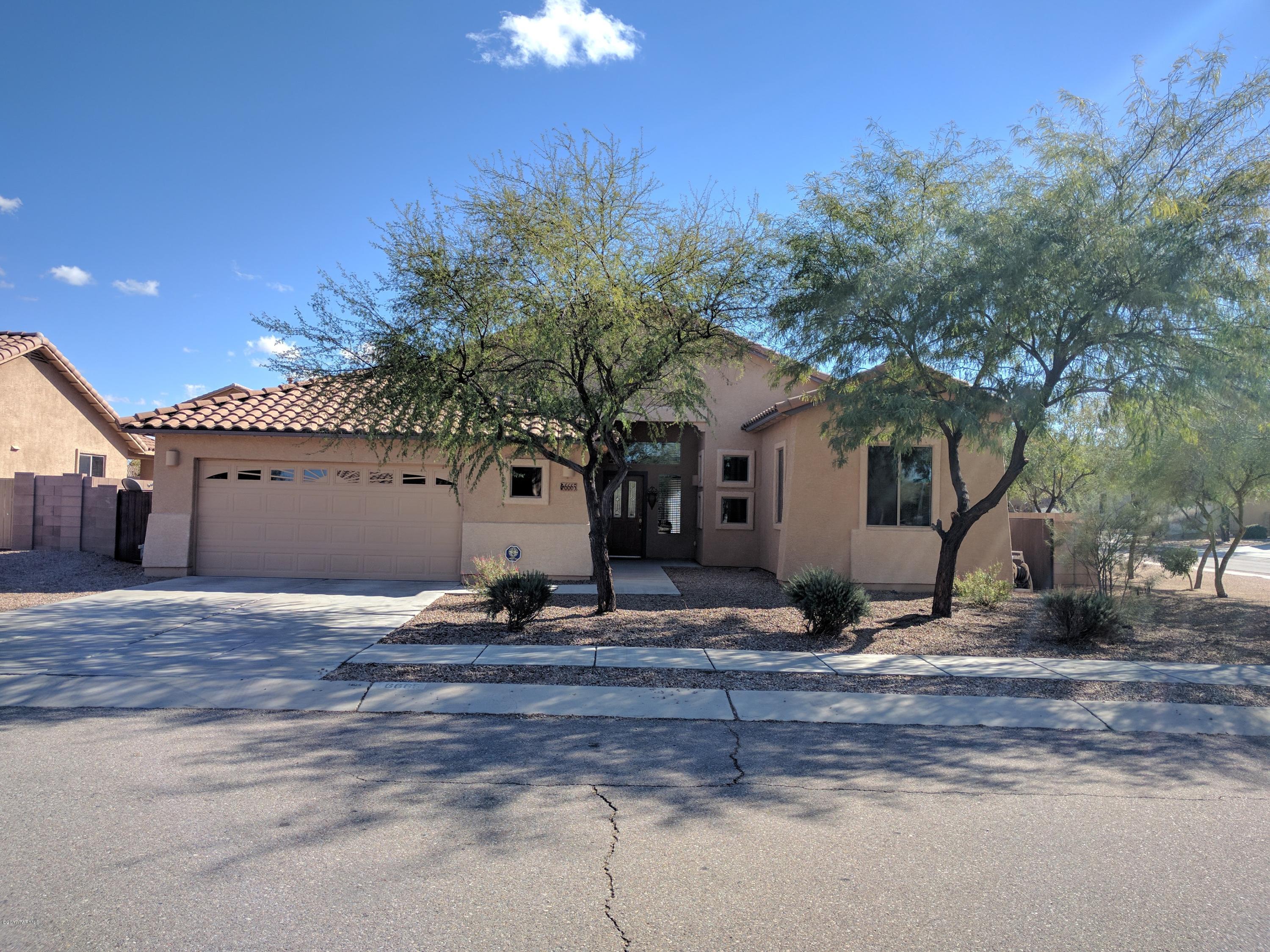 SHOWS LIKE A MODEL HOME! Gorgeous and spacious house near I-10 and Valencia. Features large greatroom with brakefast bar, split bedroom plan, large backyard, walk to public play areas.