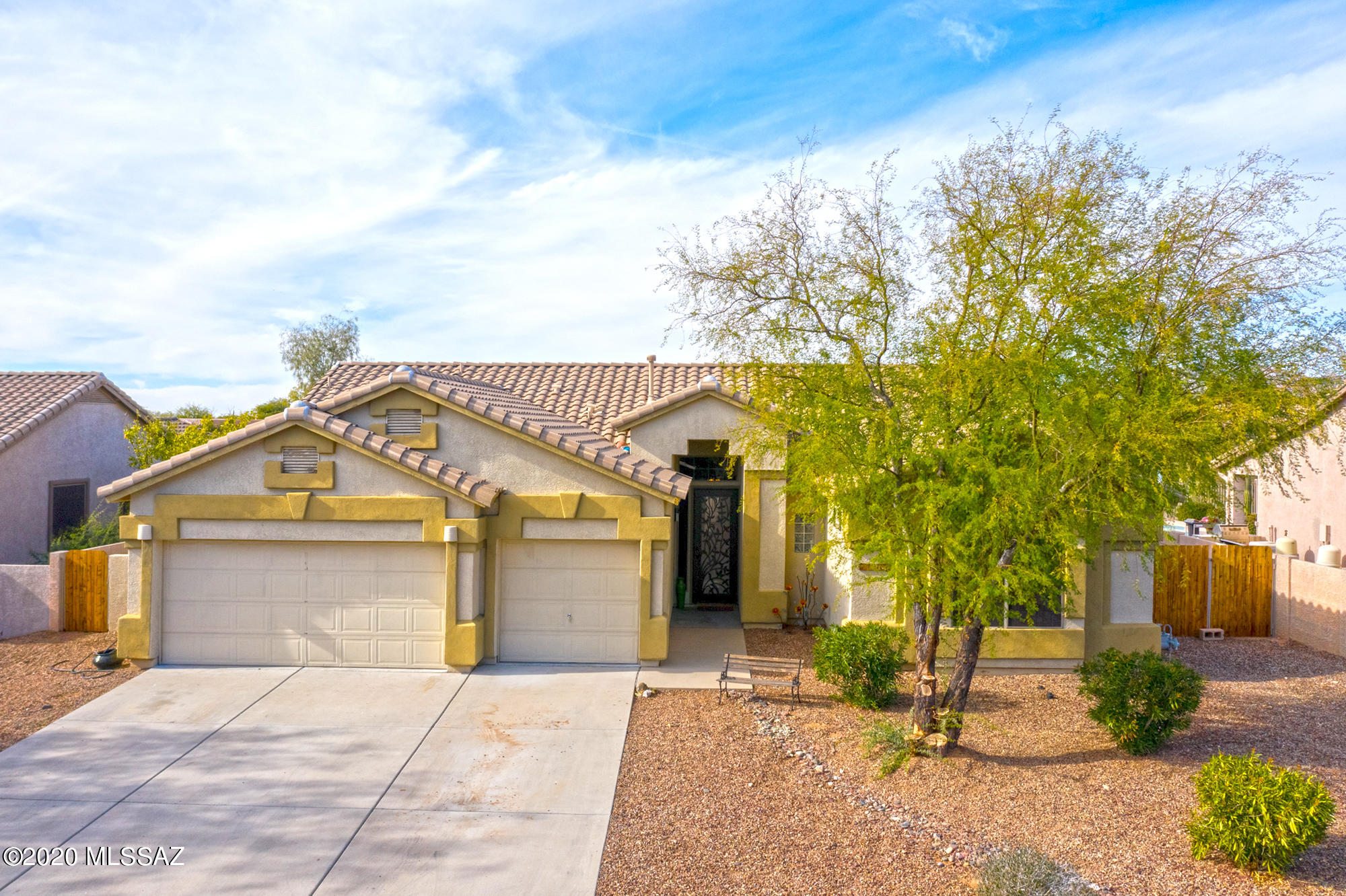 Single story, 2400+ sq ft home in Oro Valley. Spacious, move-in-ready 4 bed, 2 bath with large den/family room, breakfast bar, vaulted ceilings, recessed lighting, dining room, and family room. Split floor plan includes large master suite complete with large walk in closet, dual sinks, and private backyard access to sparkling pool and natural desert sunset views. 3 car garage allows for plenty of space to park family vehicles or toys.