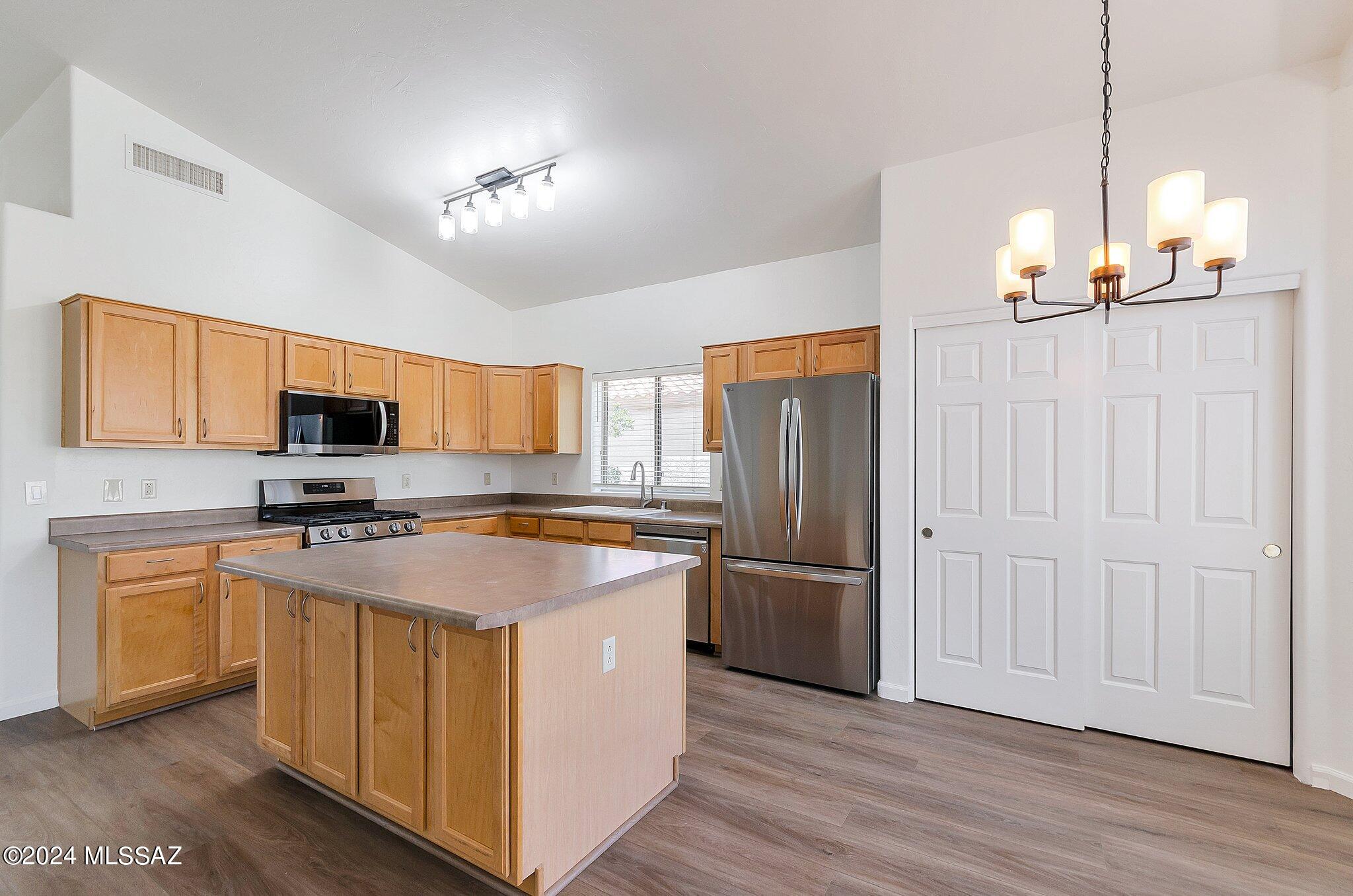 La Cholla Estates (1-94) - Residential Lease