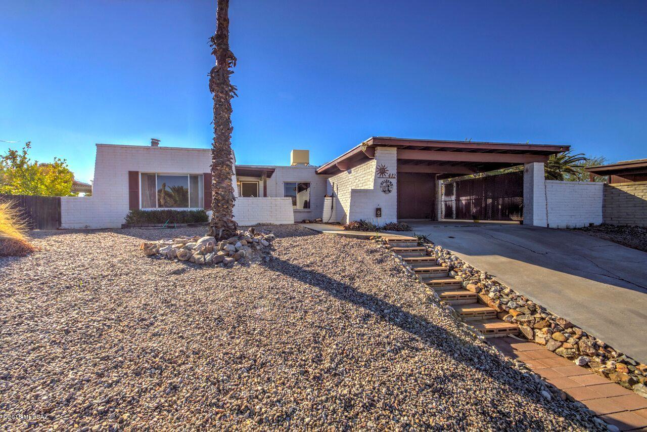 Great space for all your toys; boat, RV, quad. Sit in spa and star gaze through amazing sky light. Incredible mountain views from living room & right out front door.