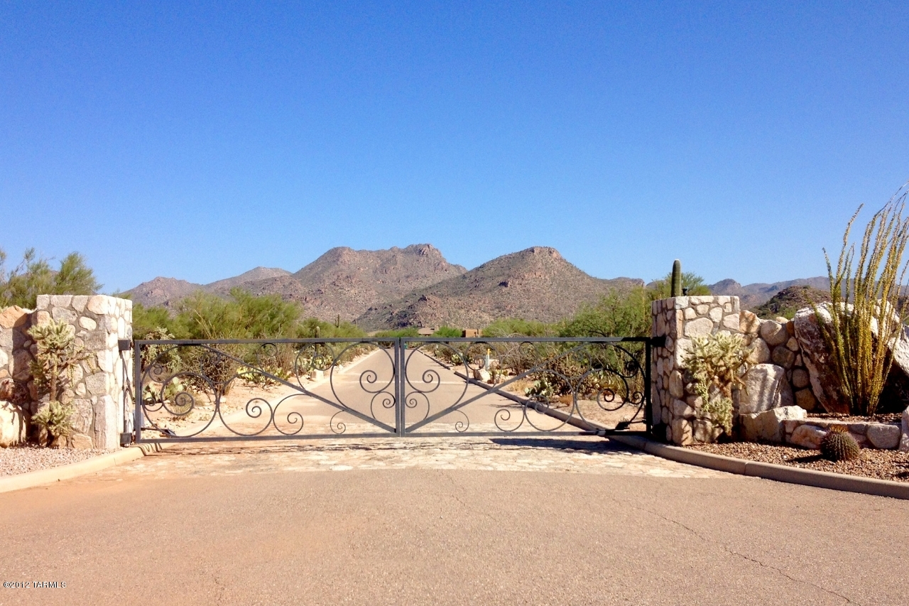 Gated community with just 28 homes sites offering more private and peaceful vistas of the Catalina and Tortolita mountains without sacrificing access to shopping or restaurants. Fourth Generation Builder, John Herder, has floorplans that maximize the views on this 3.3 acre lot. Contact the agent to see examples or plans from this quality builder.