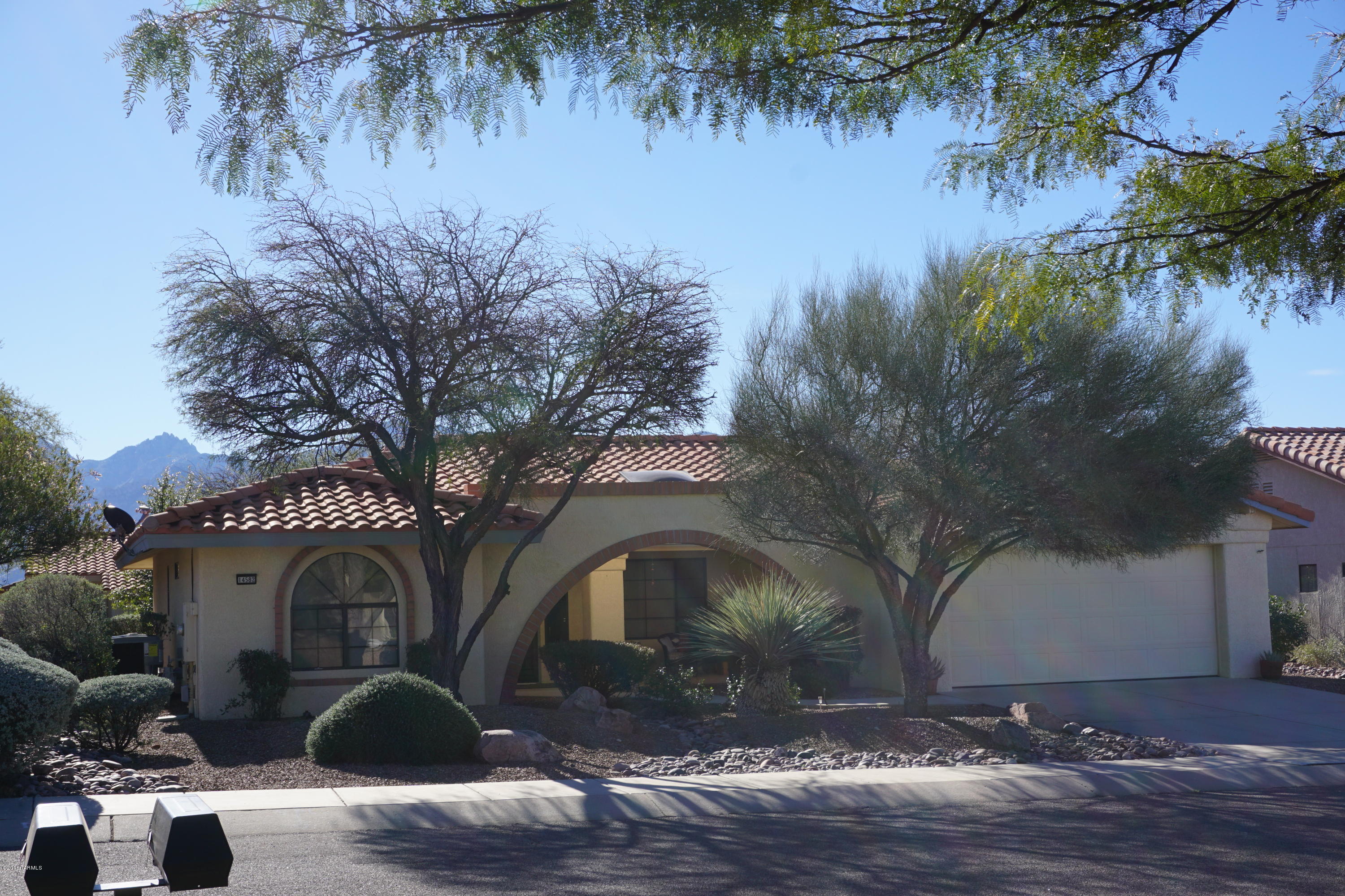 Come see this very desirable Silvercreek floor plan with 1524 SgFt of living space, 2 bedrooms/2 bathrooms, a hobby/office room with built-ins, a formal living and dining room, a family/Arizona room, a new HVAC system and an updated water heater in the garage, a fully fenced back yard, an electronic pet fence, mountain views, extra storage, front and back covered patios and more. SCOV offers an 18 hole Championship Golf Course, Driving Range, a Putting Green, Lighted Tennis & Pickleball Courts, 2 Swimming
Pools (Heated  year round), State of the Art Fitness Center, Racquetball Court, 4 Table Billiard Room, Boccie, 	
Computerized Library, HOA owned and  operated Restaurant, 1/2 Court Basketball, plus over 100 clubs for your  enjoyment