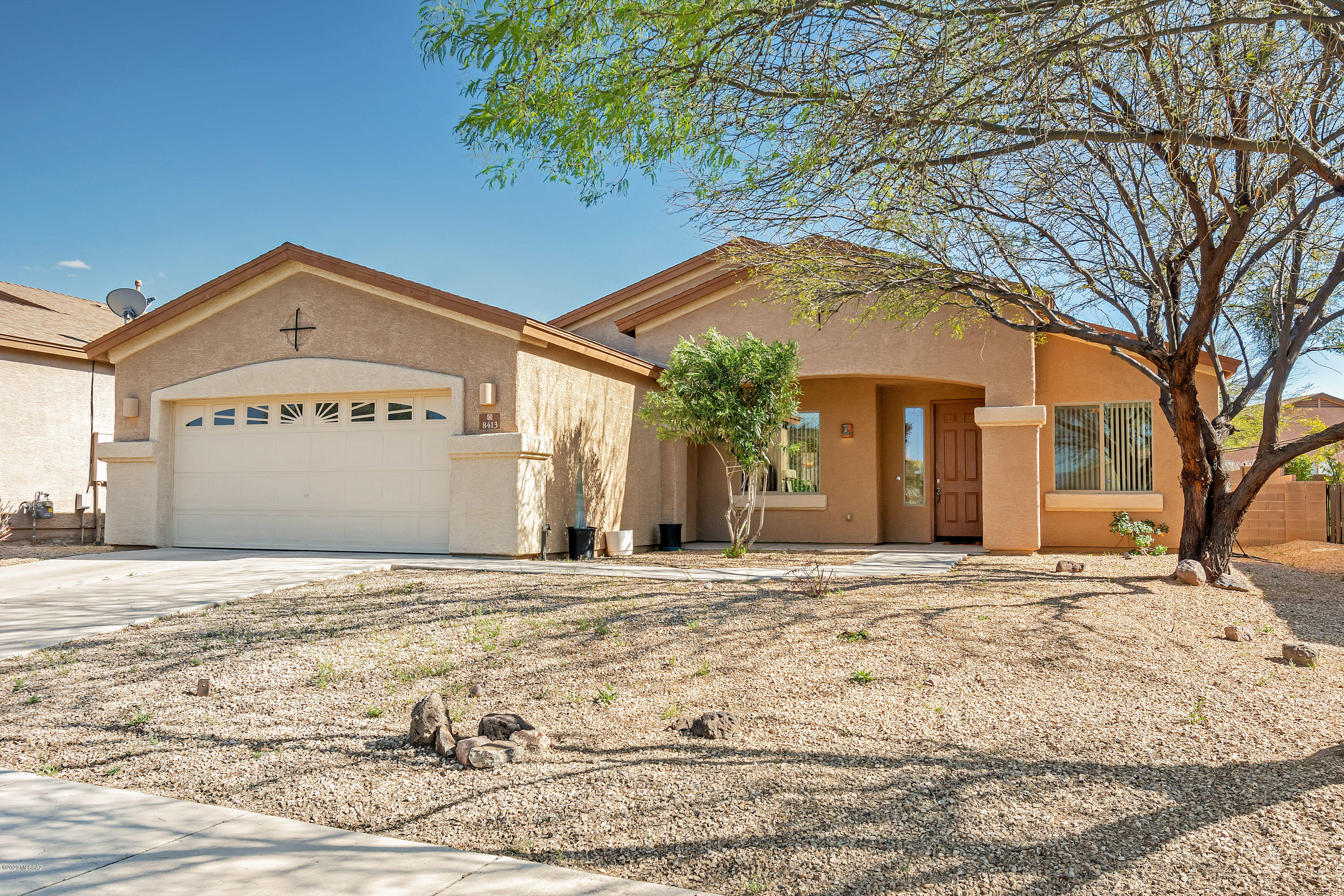 Welcome to Beautiful Star Valley Community located in Amazing Southwest of Tucson! This gorgeous home offers 9 ft ceilings, 8 ft entry door and exterior door, 3 bedroom with 2 bathrooms, split bedroom plan with Double (French) door to the master bedroom, additional sliding glass door to the rear patio at the master, etc. Absolutely move-in ready with open kitchen concept to the great room and formal dining room that can be used as office/play room. Spacious master bedroom features large walk in closet, soaking garden tub& separate walk-in shower. Ceiling fans through-out all rooms for your comfort as well. Come and visit today to make this gorgeous home yours!!