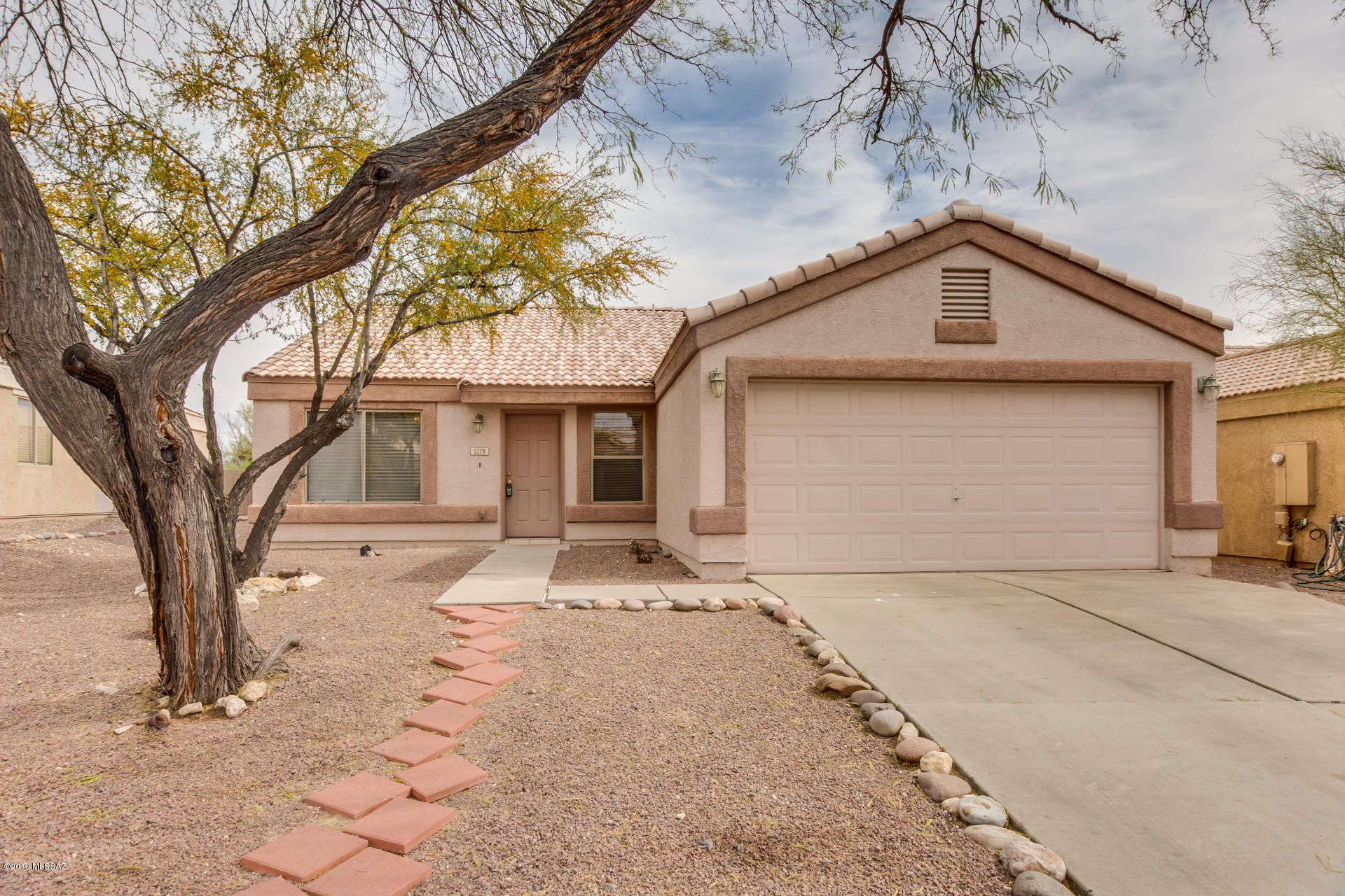 Great location in Oro Valley! 3 bed/2 bath + den (1506 sf) home in desirable Copper Creek. This house is very inviting with neutral int. & ext. paint, tall ceilings & natural light.  Spacious master bedroom has a very large walk in closet. All appliances convey including refrigerator, washer and dryer. The community of Copper Creek has an elementary school, walking paths and parks in the community. Close to shopping, a dog park, restaurants and the Oro Valley library. This is a must see!
