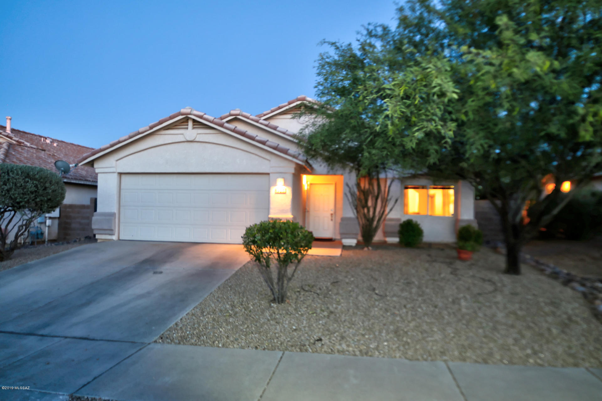 Move in ready single story 4BD/2BA home welcomes with a security door that leads to a family room that
opens to a breakfast eating area and kitchen. Kitchen features stainless steel appliances, custom back splash, Corian counter tops & a
pantry. Spacious play room with laminate flooring & easy access to the backyard with a covered patio and mature vegetation. Hallway leads
to a guest full bath with shower/tub. Master suite features a custom walk-in closet, dual vanities & walk in shower with pebble rock flooring
and back splash. Private laundry room with built in shelves. Additional features of home include ceramic tile, carpet, laminate flooring and architectural arches throughout home.