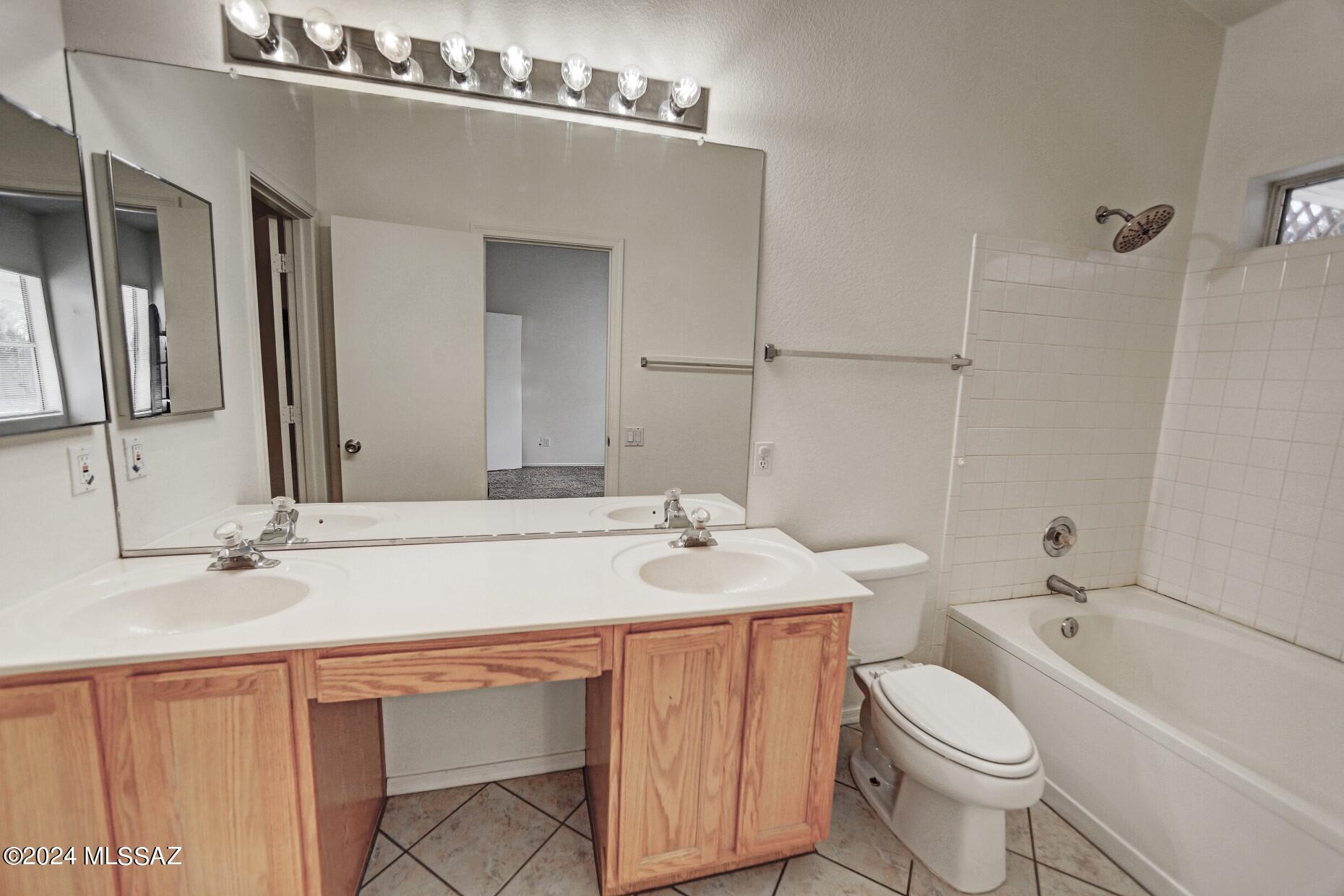 Hacienda Del Oro (1-879) - Residential Lease