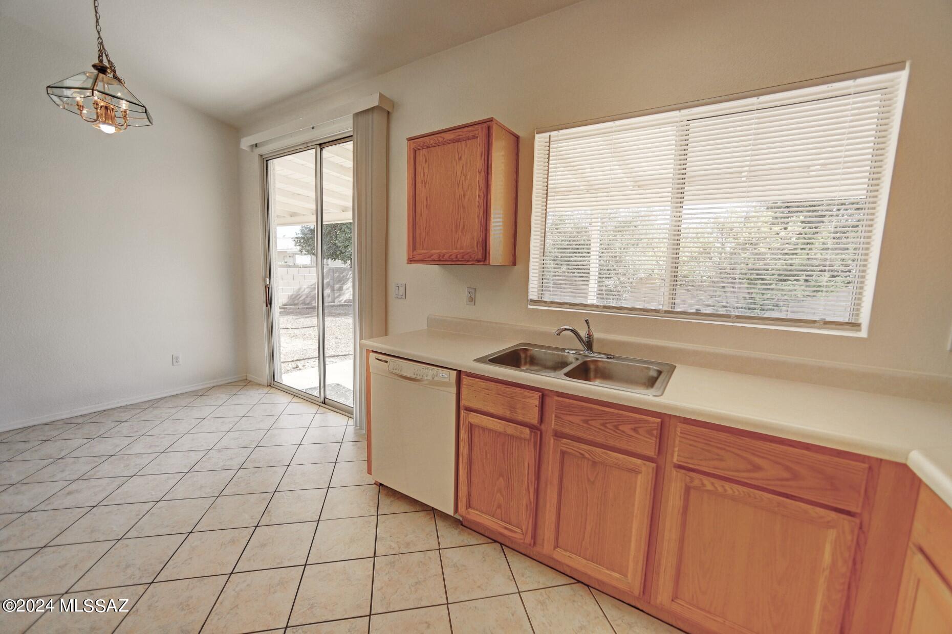 Hacienda Del Oro (1-879) - Residential Lease