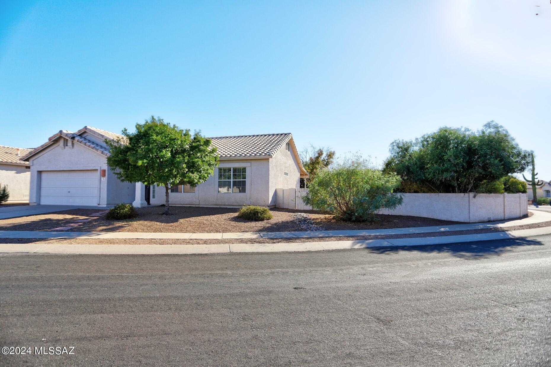 Hacienda Del Oro (1-879) - Residential Lease