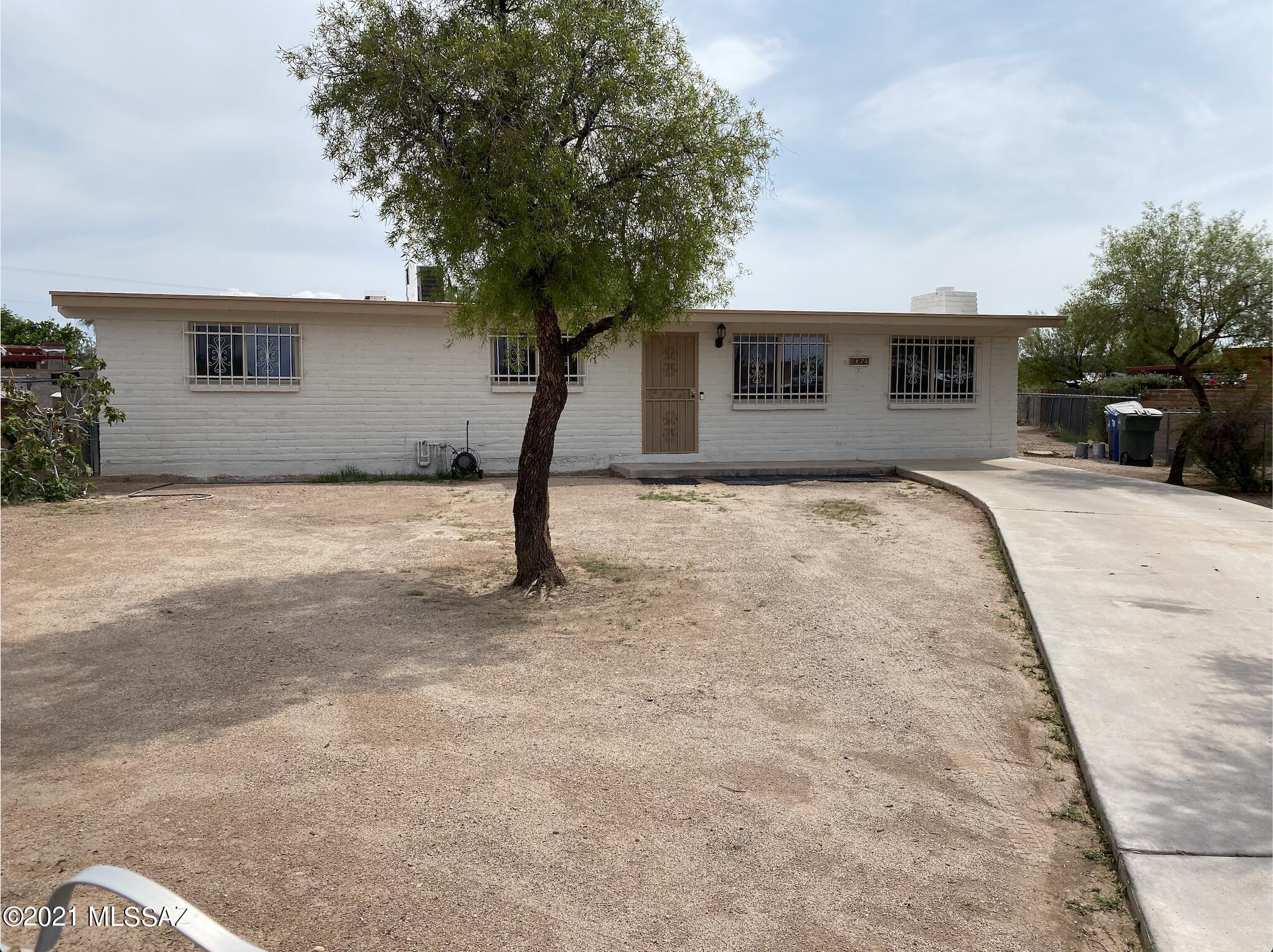 Welcome home ! Charming 3 bedroom 2 bathroom home with large backyard . Just a few quick minutes to I-19, Spectrum Plaza, restaurants and much more ! Don't miss out on this gem, it'll go quick !