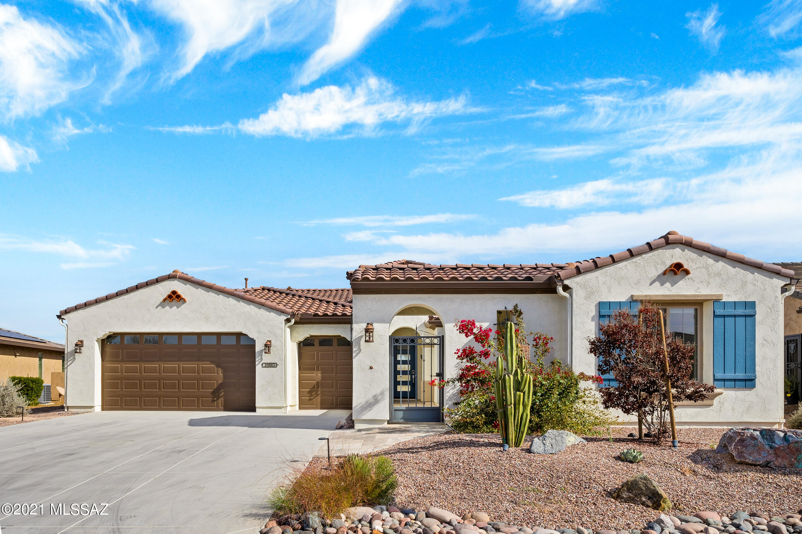 Luxury living at it's finest in this move-in ready TESORO model with separate guest casita. Panoramic Catalina Mountain views from your private, entertaining patio. Open the sliding wall of glass to the beautiful outdoors. inside you will find the custom upgrades you would expect-large, open kitchen with granite countertops, butler's pantry, premium appliances, formal dining room with 4' extension, great room with wet bar and buffet for easy entertaining, walk-in shower in the master bath with His & Her walk-in closets, a sperate office/den with glass doors, a full 3 car garage w/over height doors. All this plus the fabulous resort amenities of Saddlebrooke Ranch. Why build new and wait 10 months when you can have it all today? Call for a showing.