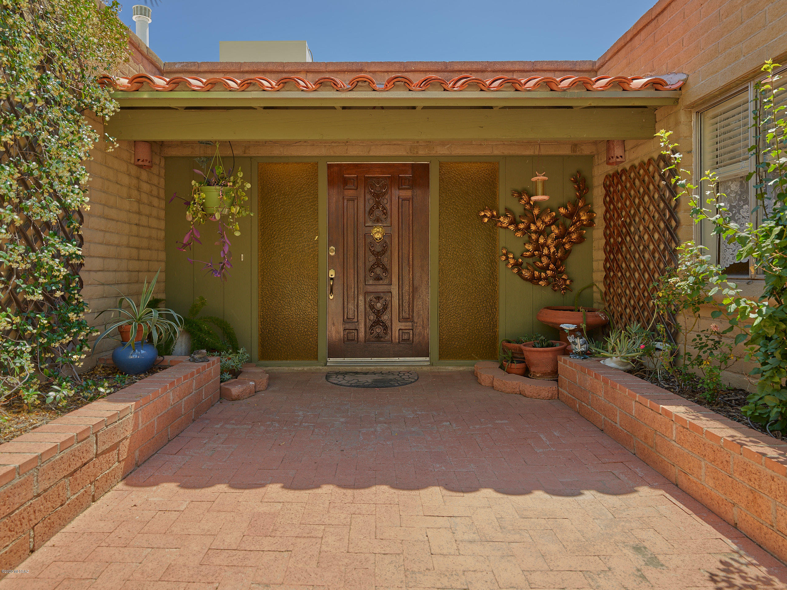Beautifully maintained Ranch styled home. This home has pride and joy written all over and is offered by the original owners. Conveniently located in NW Tucson, near all types of shopping and surrounded by many options for entertainment. When you pull into the home, you will see the charming courtyard with planters and enters into the foyer. Spacious family room, and dining room, large pantry closet, and generously sized in all 4 bedrooms. Enjoy all types of Tucson weather in the lovely backyard, perfect for relaxing and enjoying peace and quiet. Schedule a showing today and come see this beautiful home for yourself.