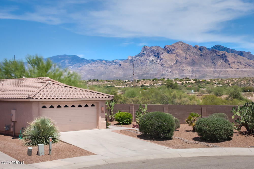 Fabulous NW location minutes to shopping, restaurants, hospital, parks, bike trail and more!
2bdr/2ba home w/screed patio, fenced backyard and mountain views!
Located on a cul-de-sac w/community park.
Tile throughout, two garage and all appliances.   Only Assistive CATS ALLOWED.