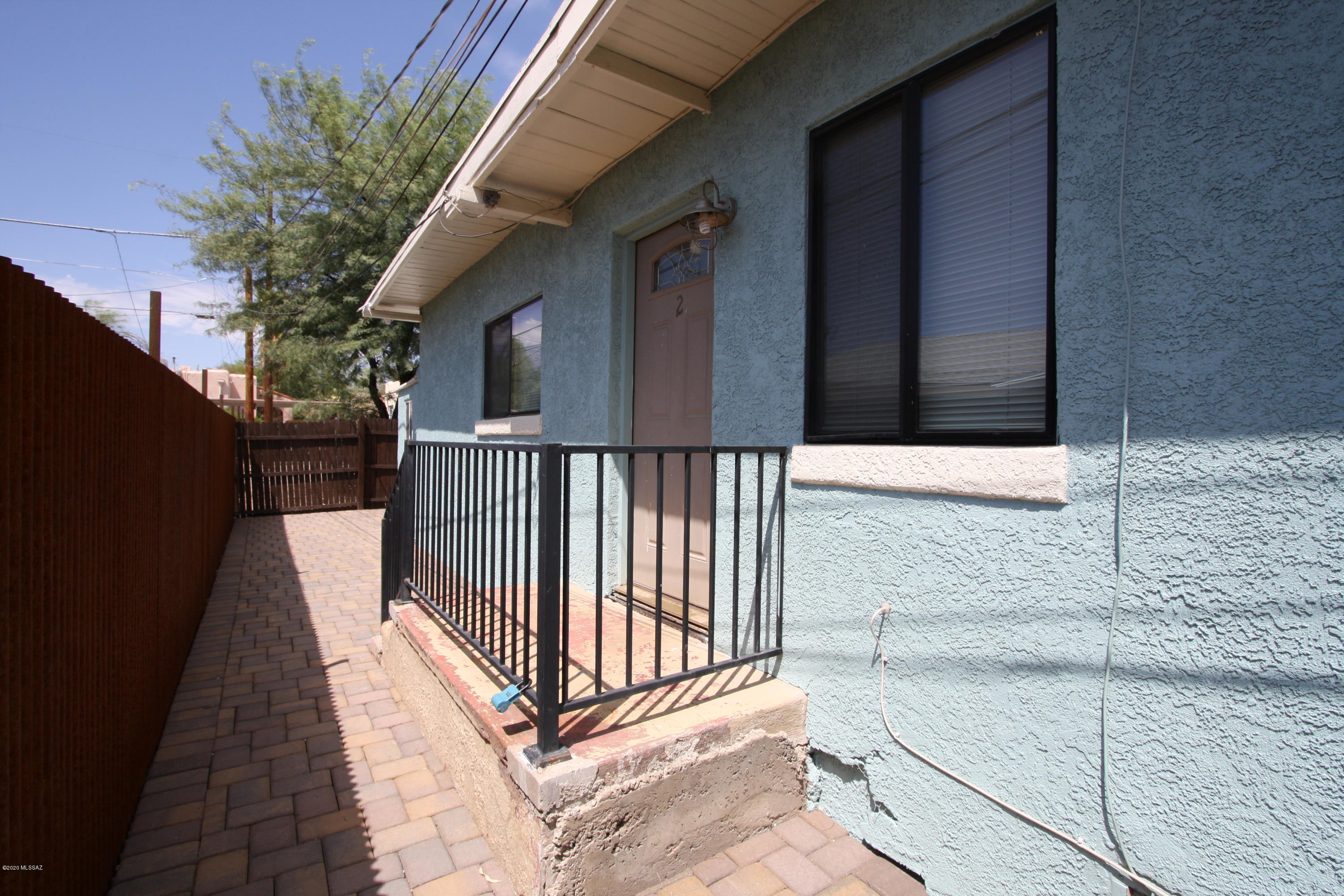 Minutes to U of A this charming 1 bdr/1 ba has tile floors throughout, full kitchen, off street parking and community W/D.
Water, Sewer and Trash are included.
SIDE YARD IS SHARED WITH FRONT UNIT