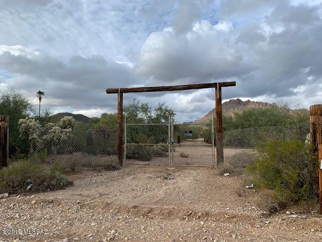 Almost a full acre located near the gorgeous Tucson Mountain Sanctuary with stunning views. Land lot is fenced in with a private entrance that then leads to a bridge over a small wash and into a clearing. Land also has lots of natural desert plants & trees for added privacy. This lot is spectacular & unique and won't last.