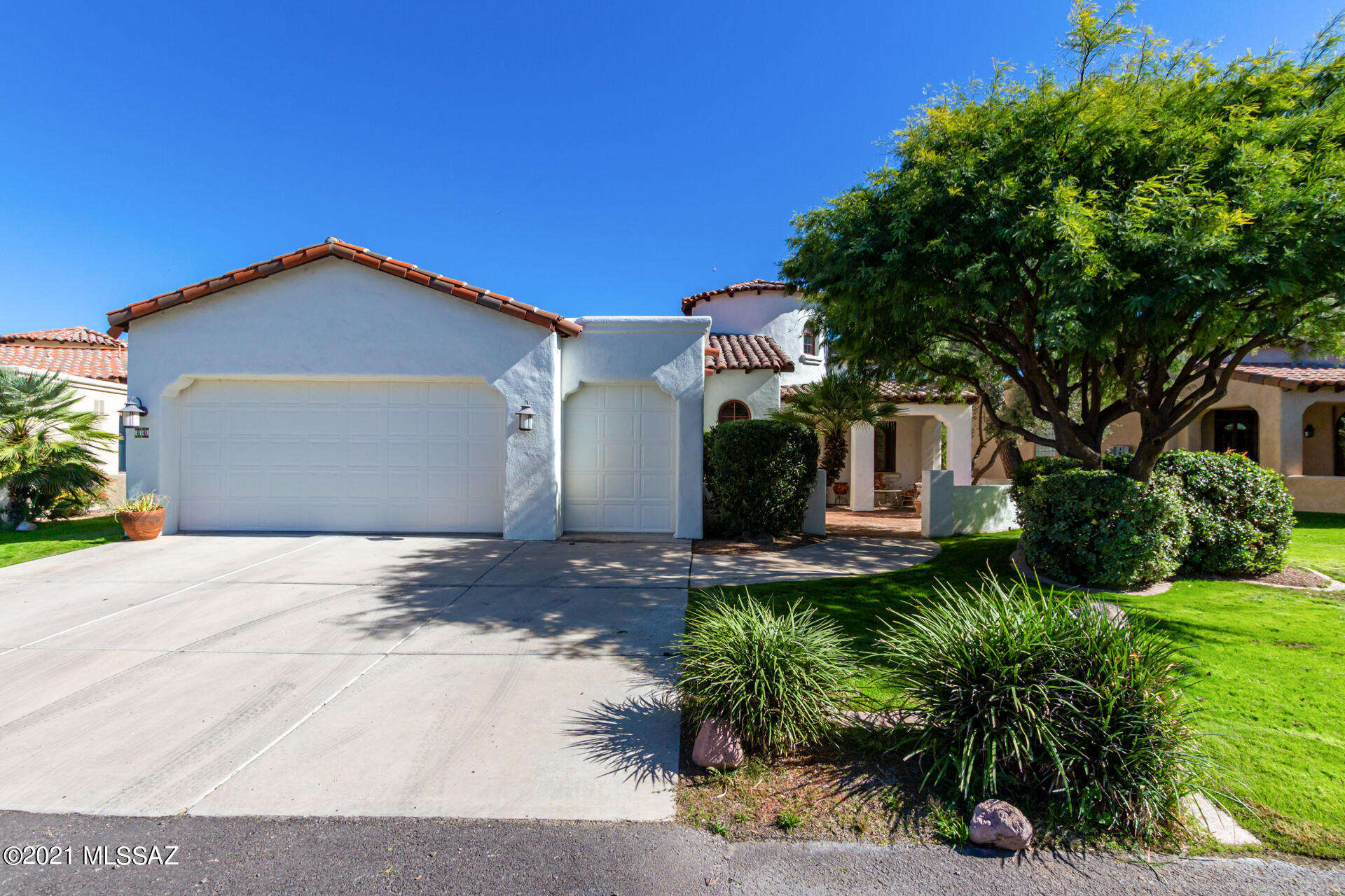 Located on the 7th Fairway of the Tubac Golf Resort, this former model home still shows like a model! Mesquite flooring and a Mesquite breakfast bar are outstanding touches to the rich venetian plastered walls and granite countertops. East facing patio overlooks the golf course with the Santa Rita Mountains as a backdrop. Two large bedrooms, a large den with a built-in wall bed and 2 1/2 baths provide space and privacy.
