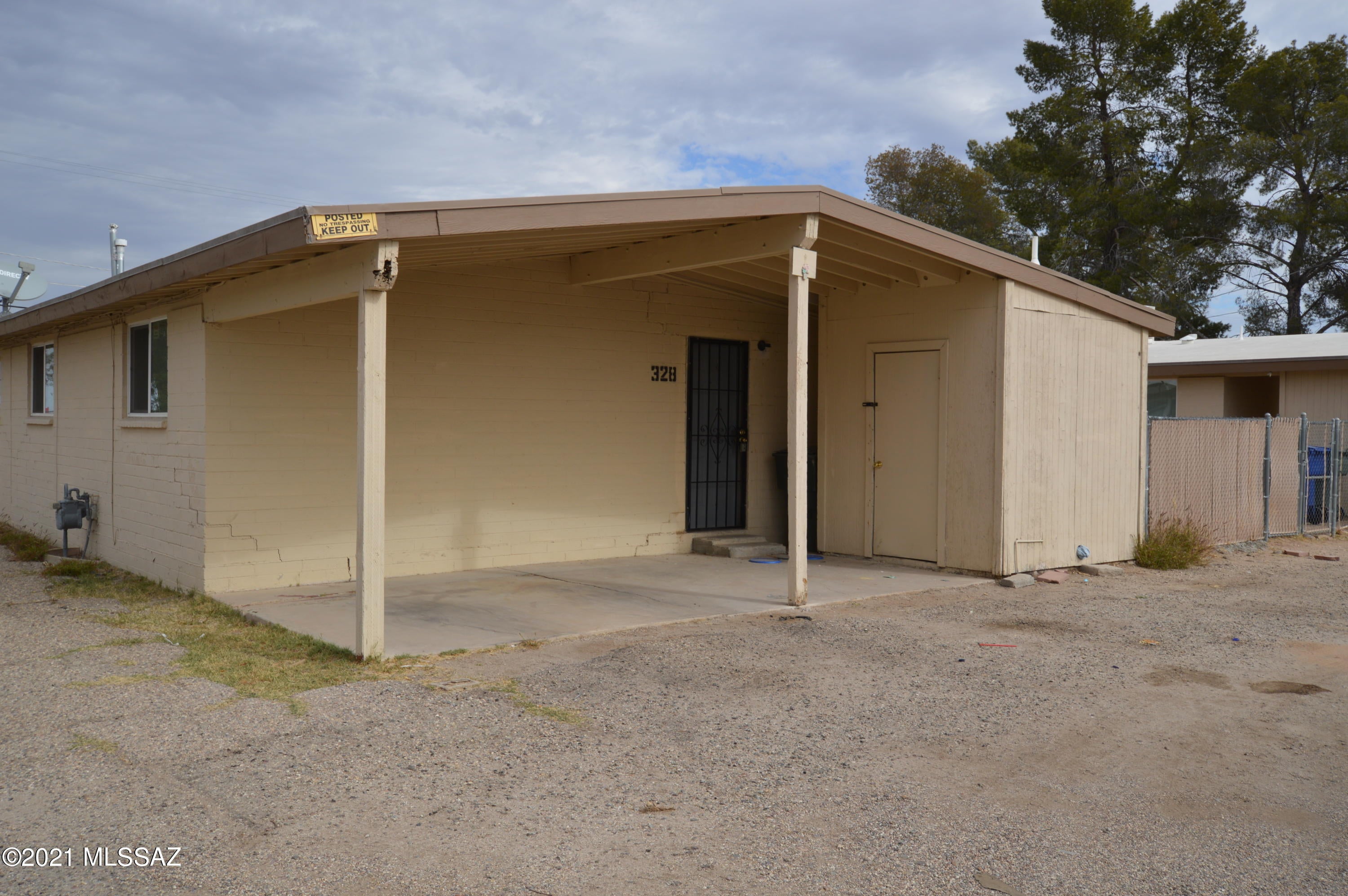 Fantastic 2 br duplex in AMPHI! REMODELED KITCHEN! Fenced yard with covered patio. Attached carport with extra storage and w/d hookups! Large open kitchen, bright and cheery floorplan. Gas heat and evap for economy and comfort. Pets allowed on approval with deposit. Rarely vacant so DONT WAIT!! CALL TODAY! Description & photos may be for similar unit in complex.