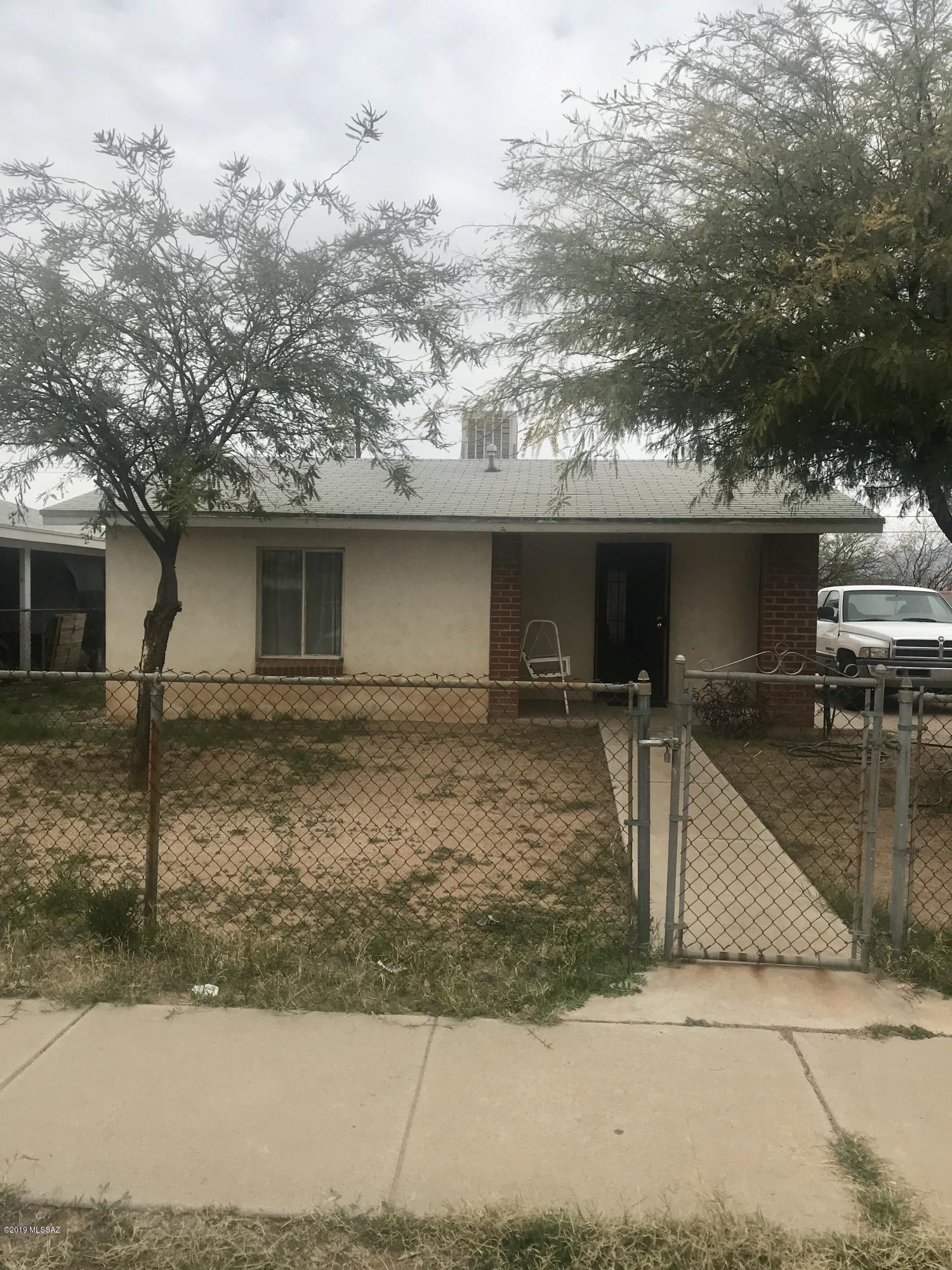 This is a great opportunity for a first time buyer or an investor. Very affordable home, 1 bed/1 bath home with a huge yard. Small front covered patio off the front, completely fenced. Close to shopping and services as well as bus lines. This won't last!