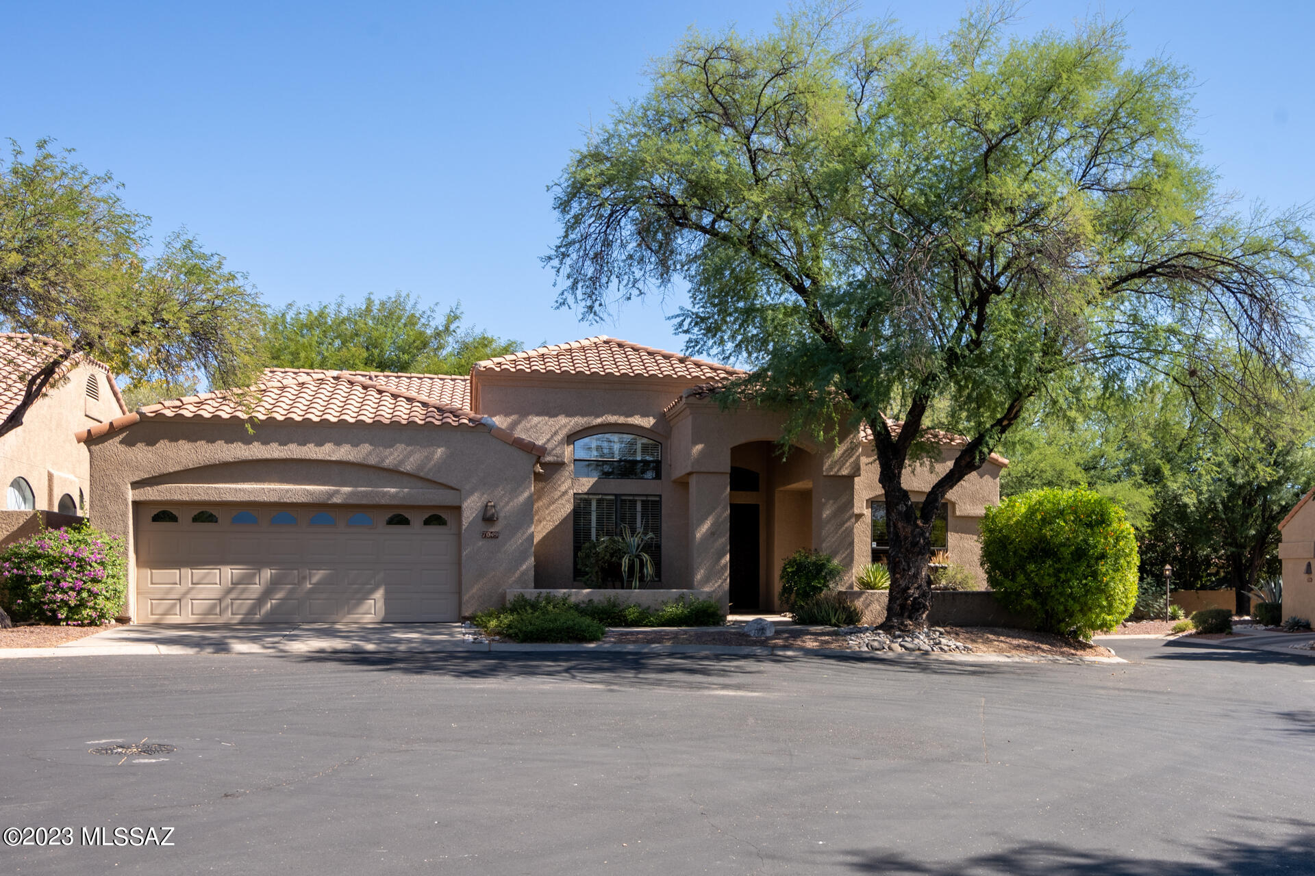 Largest Golf Villa model in Ventana Canyon CC on quiet & private cul de sac lot. 2567 Sq Ft 3 bed, 3 bath with heated pebble tec pool on private patio w/ kiva fireplace, built in BBQ and covered outdoor dining area. Great room with fireplace, kitchen w/granite & stainless appliances. Vaulted ceilings in every room. Jack & Jill guestrooms, separate powder room, large primary suite w/ access to patio. Lovely Spanish interior with plenty of charm & sunlight.
HOA includes 24hr manned gate, front landscaping maintenance & exterior painting. Shopping, dining & hiking are all nearby. New HVAC installed Oct 2023