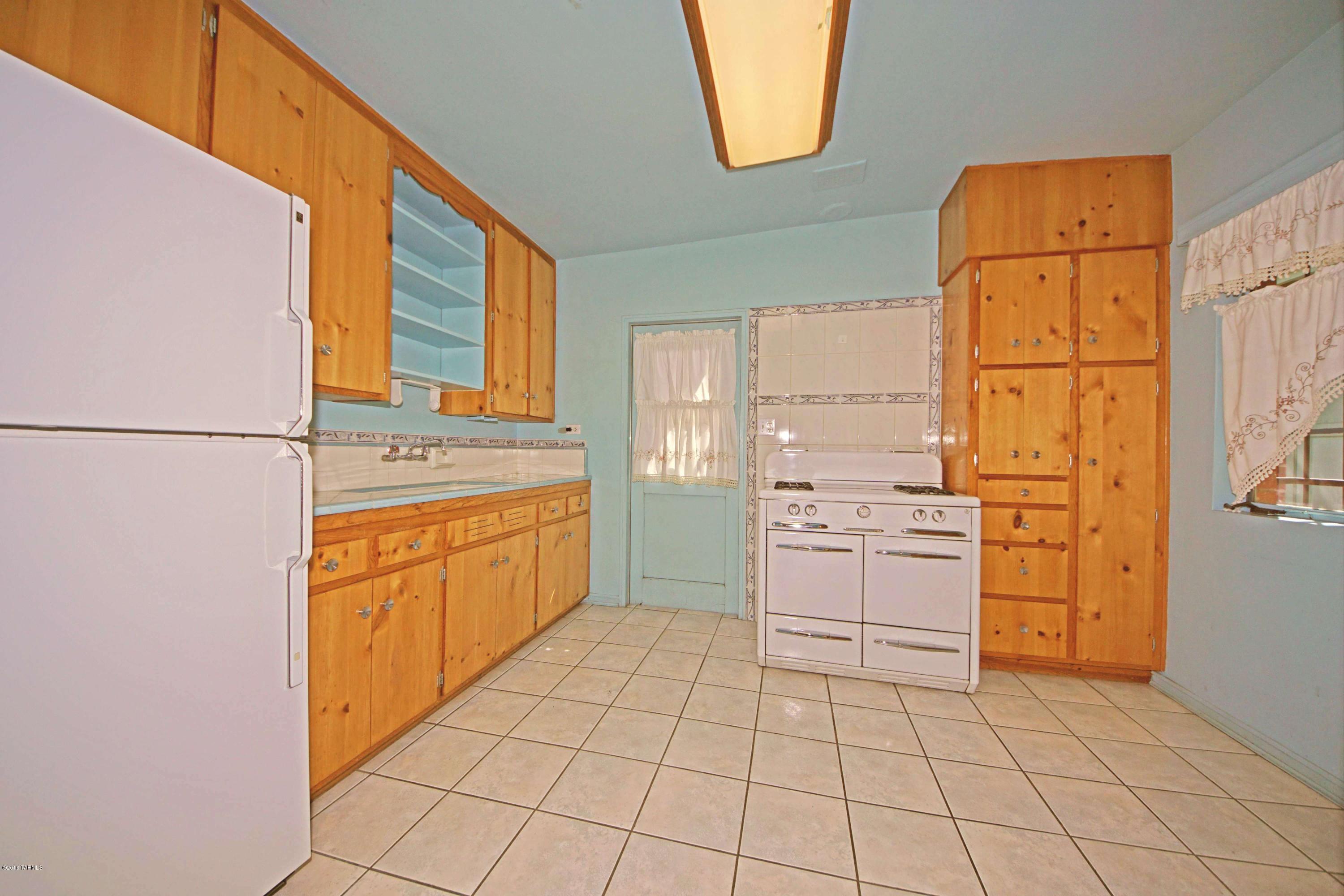 Country Club Manor - Residential
