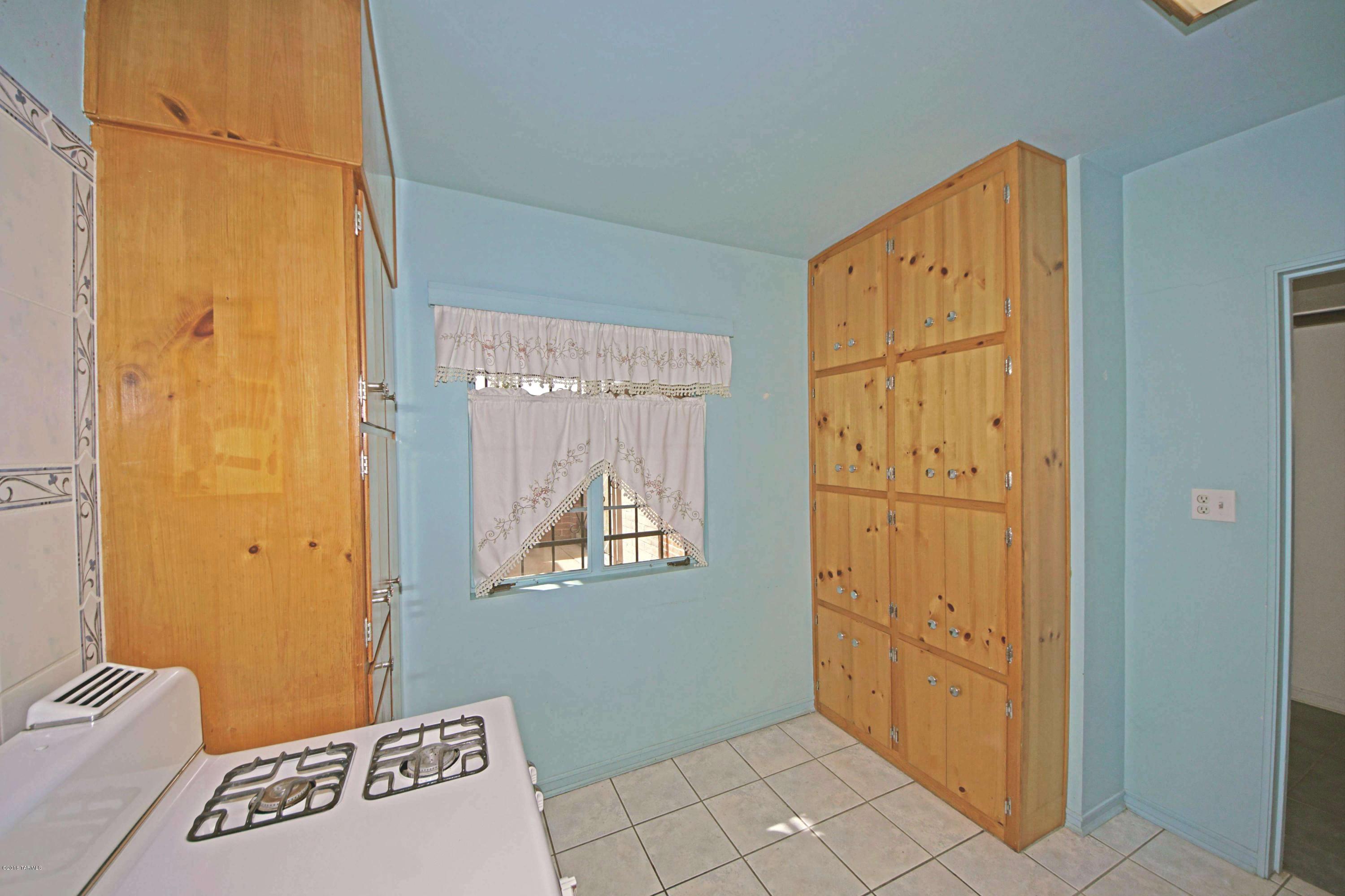 Country Club Manor - Residential