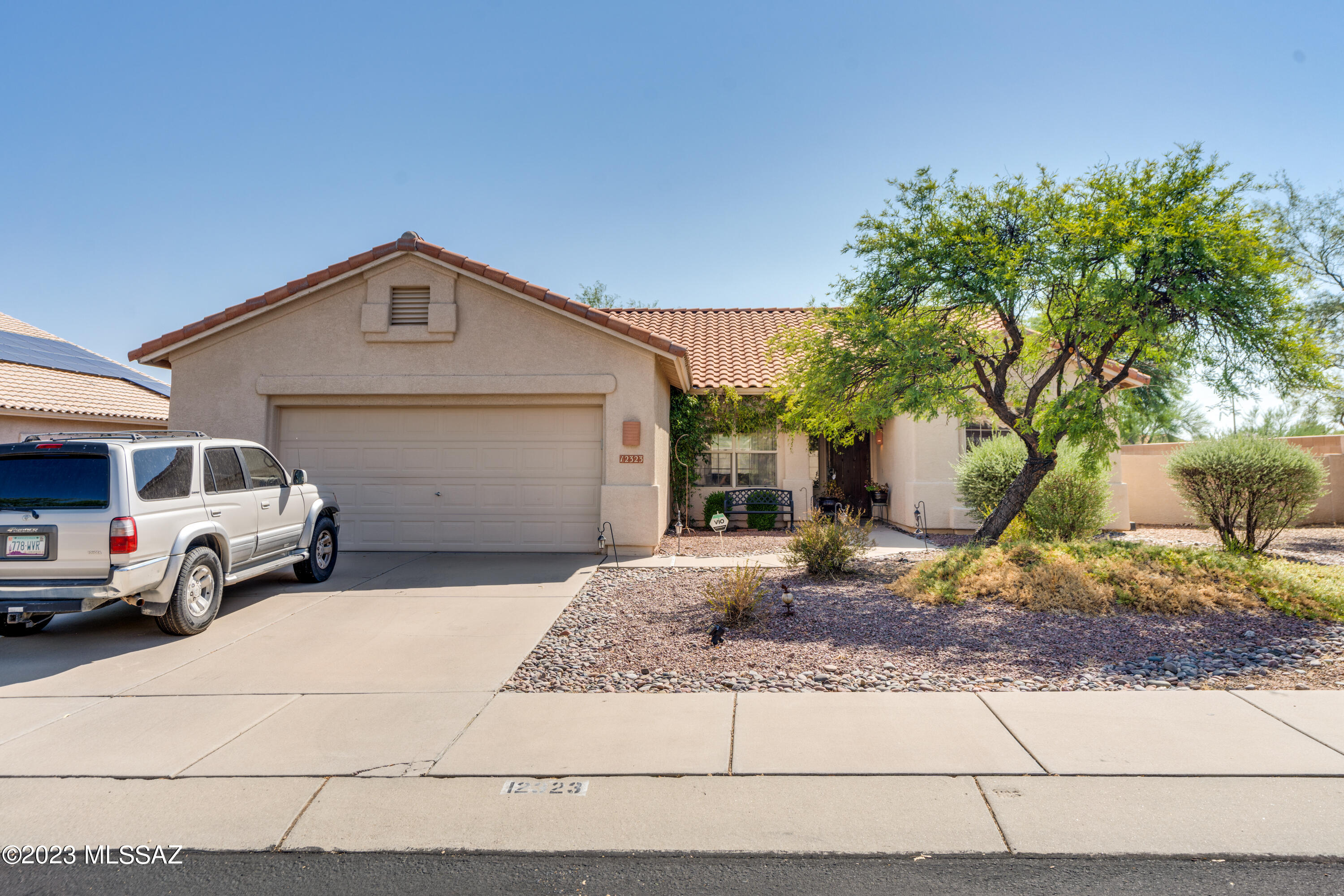 Lovingly cared for Pulte built home in desirable Oro Valley neighborhood.  Bright open floorplan welcomes people in while the split bedrooms allow for comfortable relaxation at the end of the day.  Huge primary bedroom with separate shower and soaking tub.  Huge backyard in this corner lot gem.